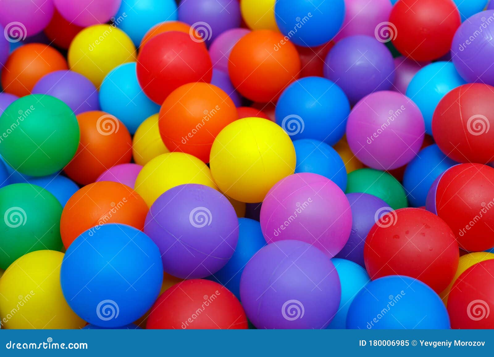 Bola Colorida, Festa Das Crianças, Uma Sala De Jogos, Uma Caixa