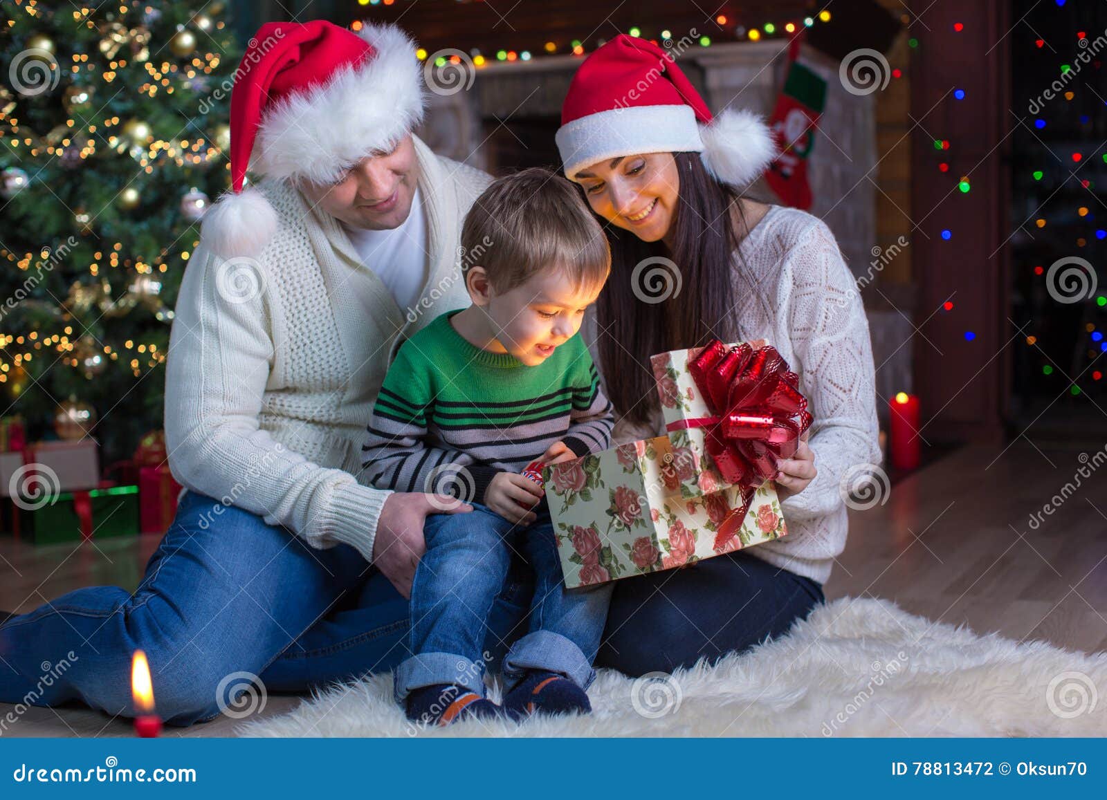 Feriados, Presentes, Conceito Do Natal - Menino Feliz Da Mãe, Do Pai E Da  Criança Com Caixa De Presente Foto de Stock - Imagem de caixa, festivo:  78813472