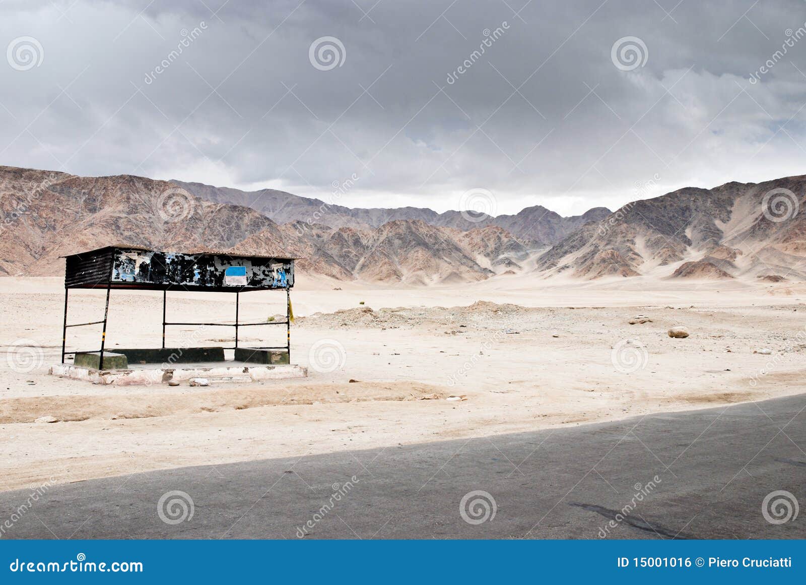 Fermata dell'autobus abbandonata in Ladakh. Fermata dell'autobus abbandonata in una regione isolata di Ladakh, India