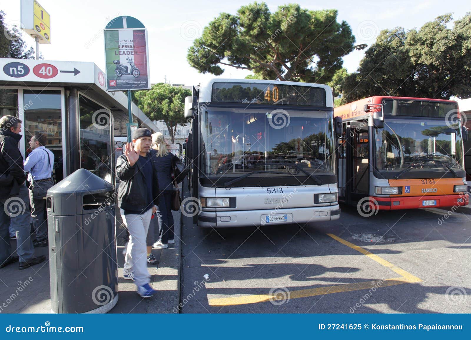 Fermata Dellautobus A Roma Immagine Editoriale Immagine Di Autobus