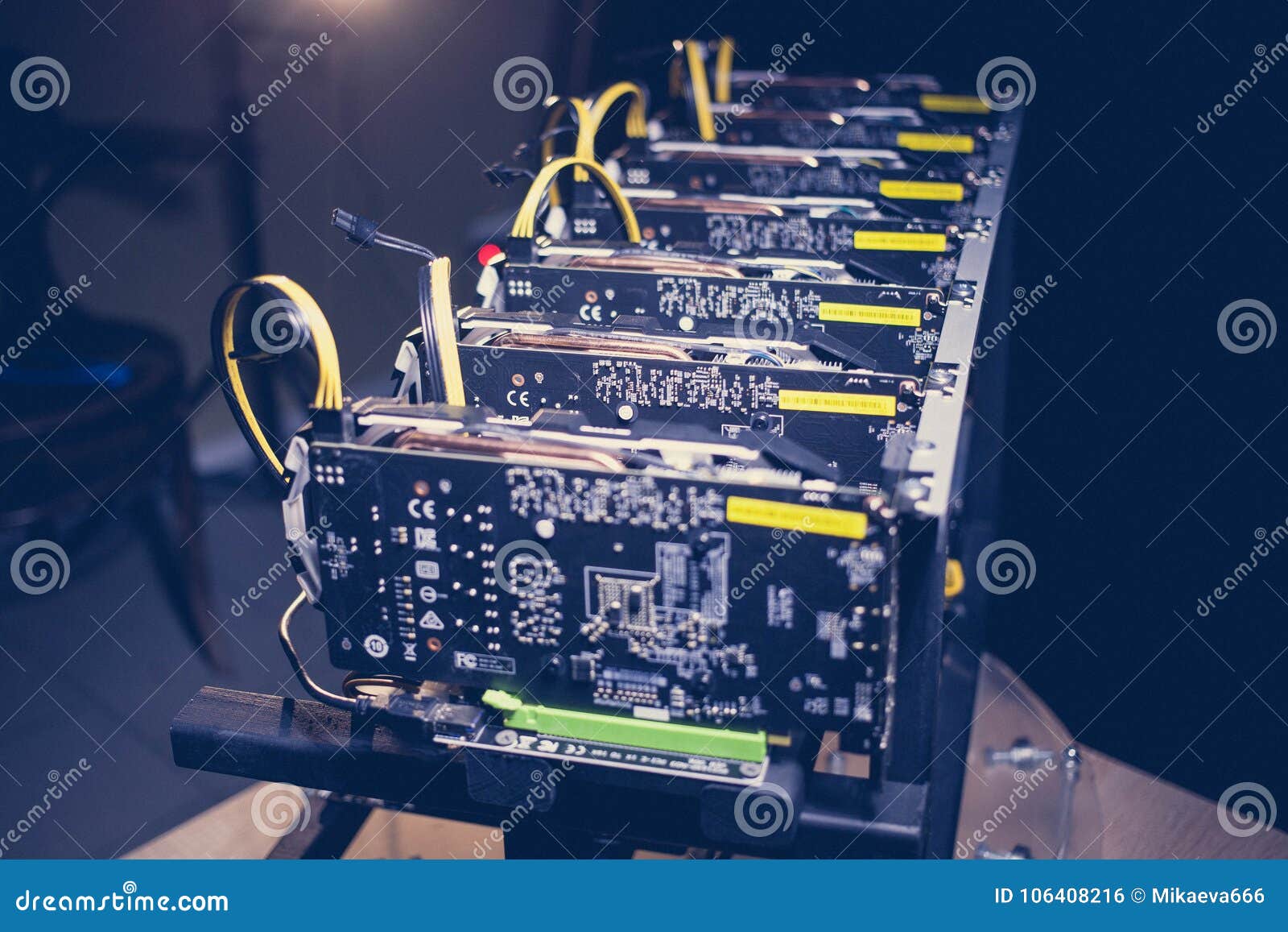 Ferme De Bitcoin De Refroidisseurs Photo stock - Image du concept,  information: 106408216