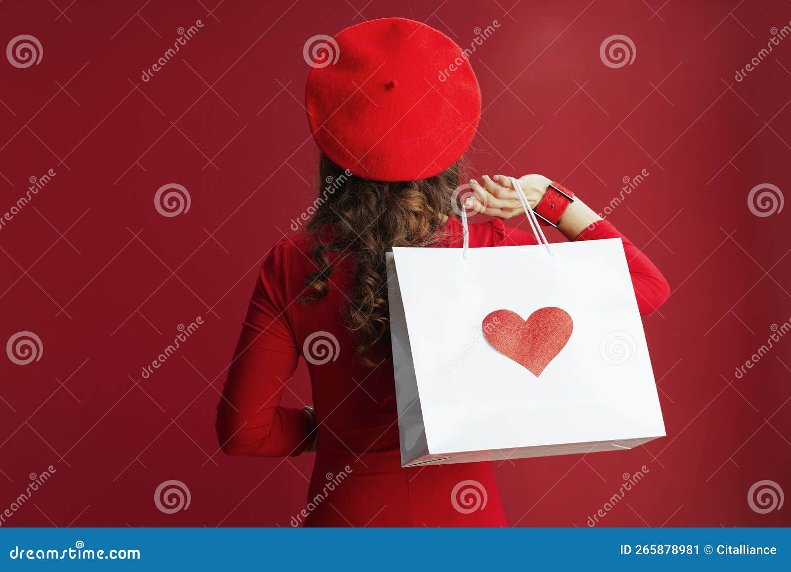 Thème De La Saint-valentin Montrant Une Femme En Robe Rouge