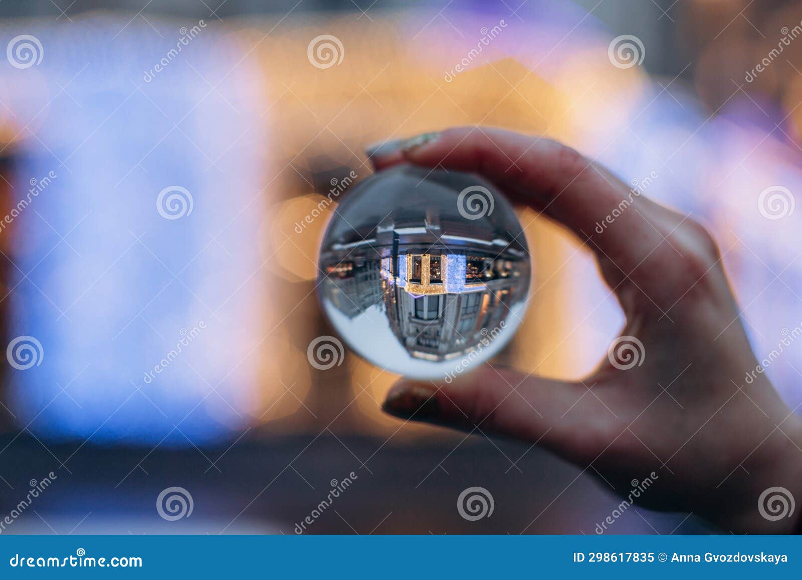 Photo libre de droit de Boule De Cristal Reflétant Le Globe De La