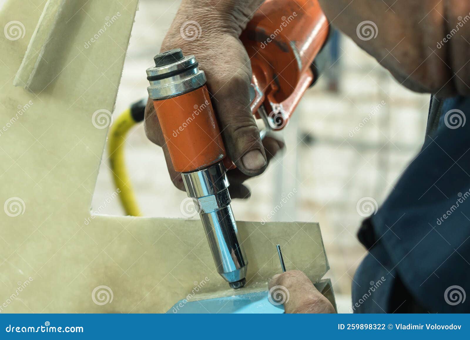 Fermeture D'un Outil Pneumatique Orange. Le Travail Du Pistolet Pneumatique.  Photo stock - Image du entretien, canon: 259898322