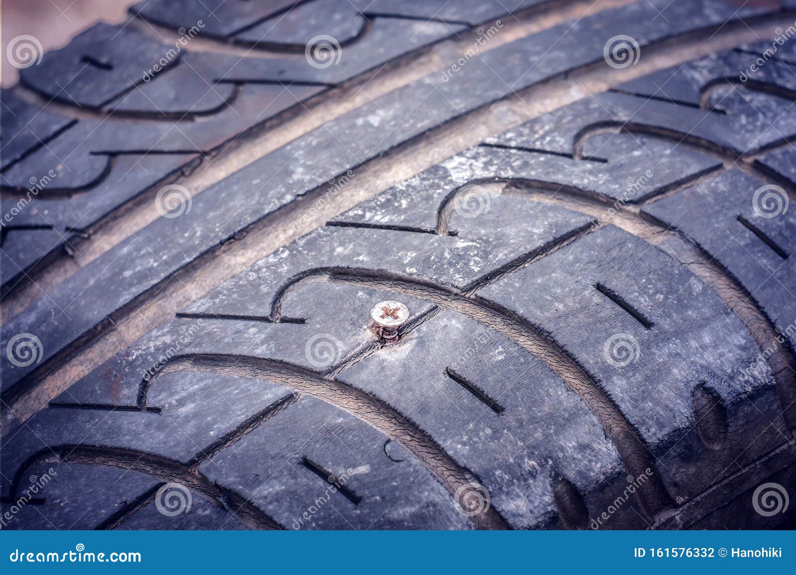 Fermeture D'un Pneu De Voiture Creusé Avec Une Vis Photo stock - Image du  pneumatique, véhicule: 161576332