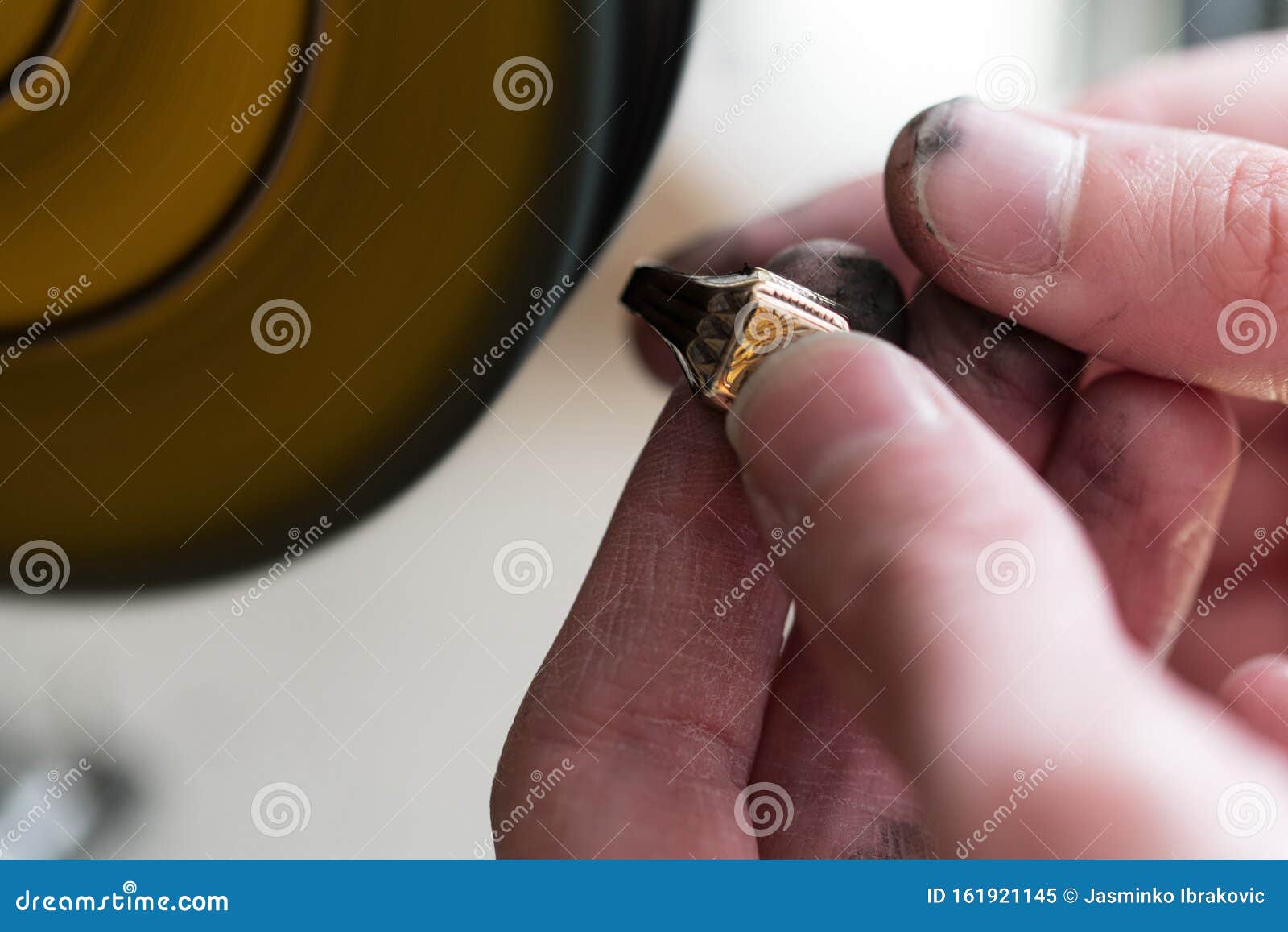 Fermeture De La Machine À Polissage De La Fabriqueuse De Mains De Bijoux  Image stock - Image du accessoire, vieux: 161921145