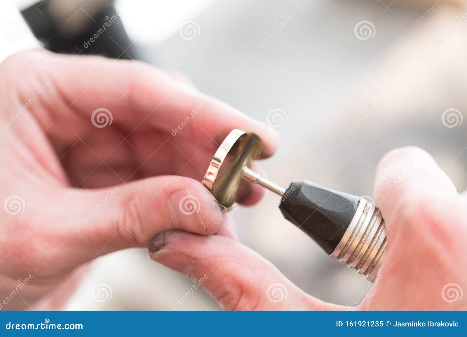 Fermeture De La Machine À Polissage De La Fabriqueuse De Mains De Bijoux  Image stock - Image du modèle, carat: 161921235