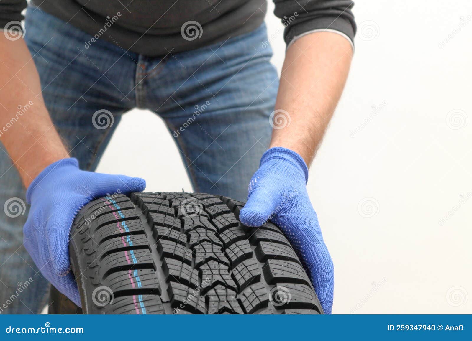 Fermeture Des Mains Mécaniques Poussant Un Pneu Noir Sur Fond Blanc.  Remplacement Des Pneus D'hiver Et D'été. Main Coupée Photo stock - Image du  particule, garage: 259347940