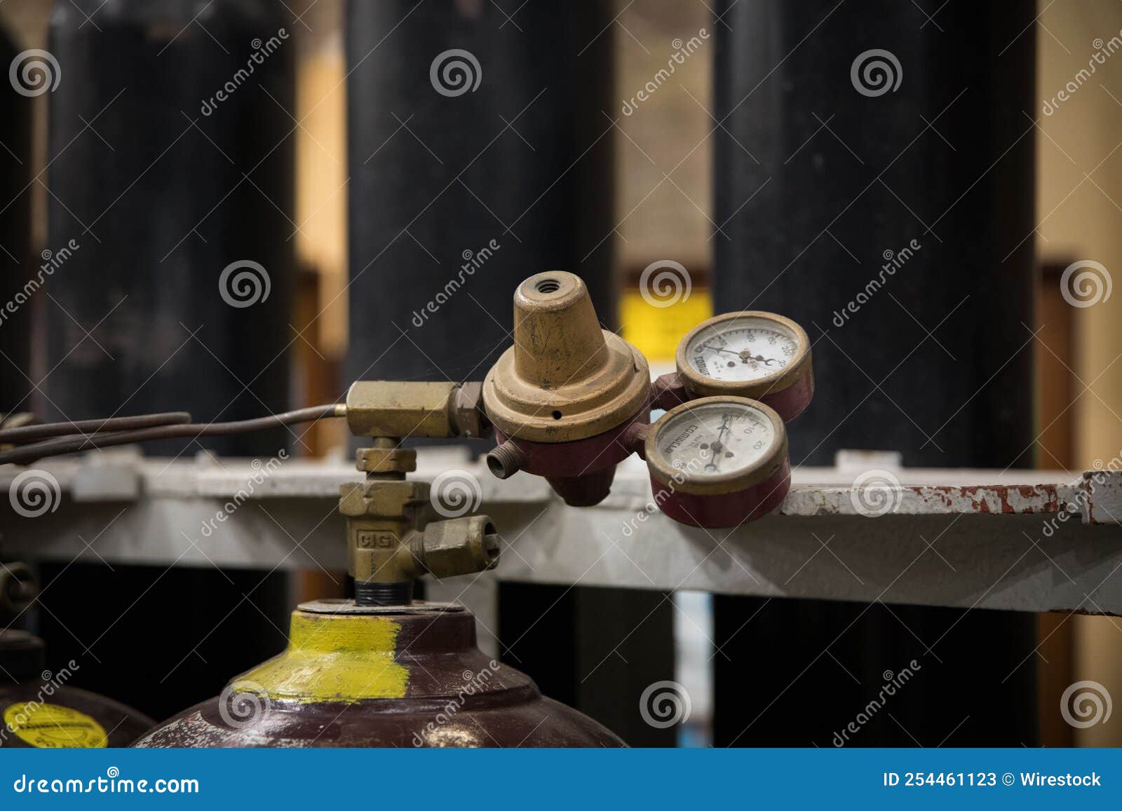 Fermeture Du Manomètre De Pression Sur Un Cylindre Métallique De Gaz De  Soudage Image stock - Image du acier, jauge: 254461123