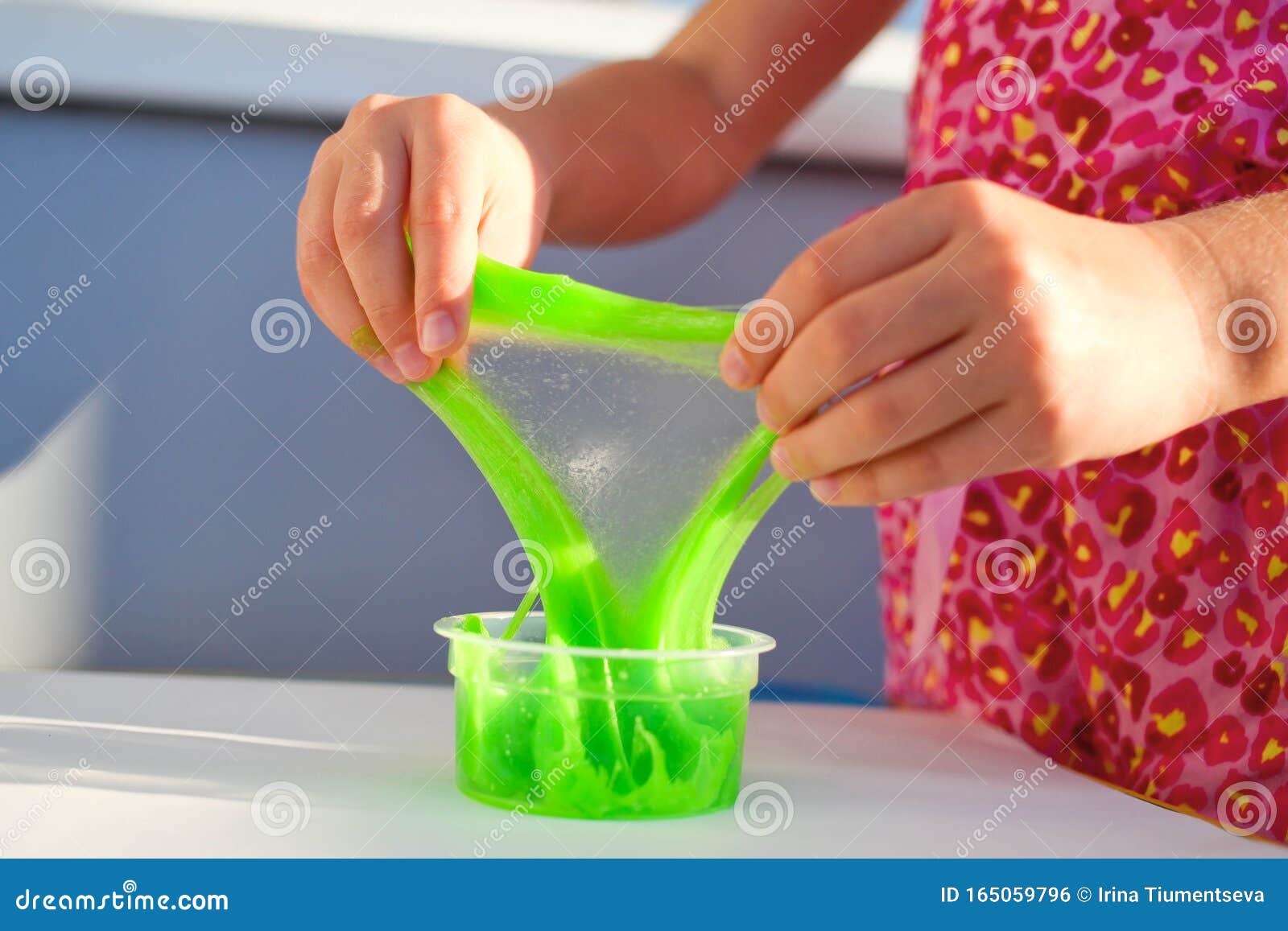 Enfant s'amusant making green slime. Enfant jouant avec jouet