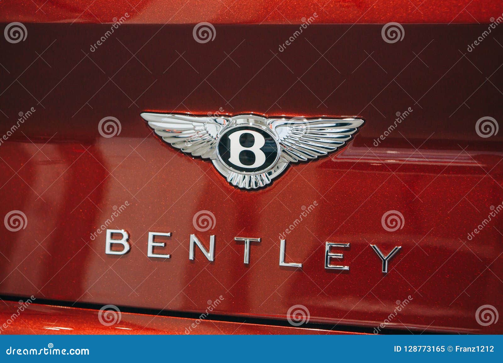 Fermez-vous D'un Emblème De Bentley Au Dos D'une Voiture Rouge Image  éditorial - Image du cher, moderne: 128773165