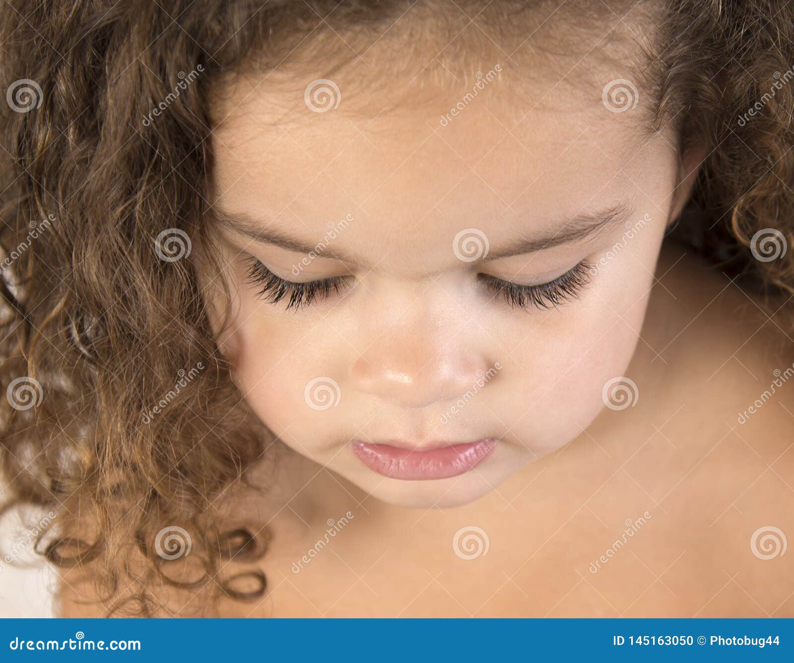 Fermez Vous De L Enfant En Bas Age Avec Les Cheveux Boucles Et Bruns Photo Stock Image Du Americain Biracial