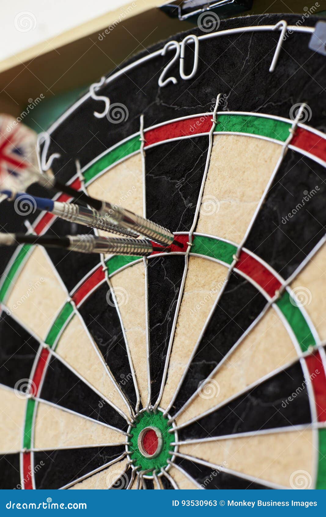 Fermez Vous De La Cible Avec Trois Dards Dans Le Triple Vingt Image Stock Image Du Vingt Exactitude 93530963