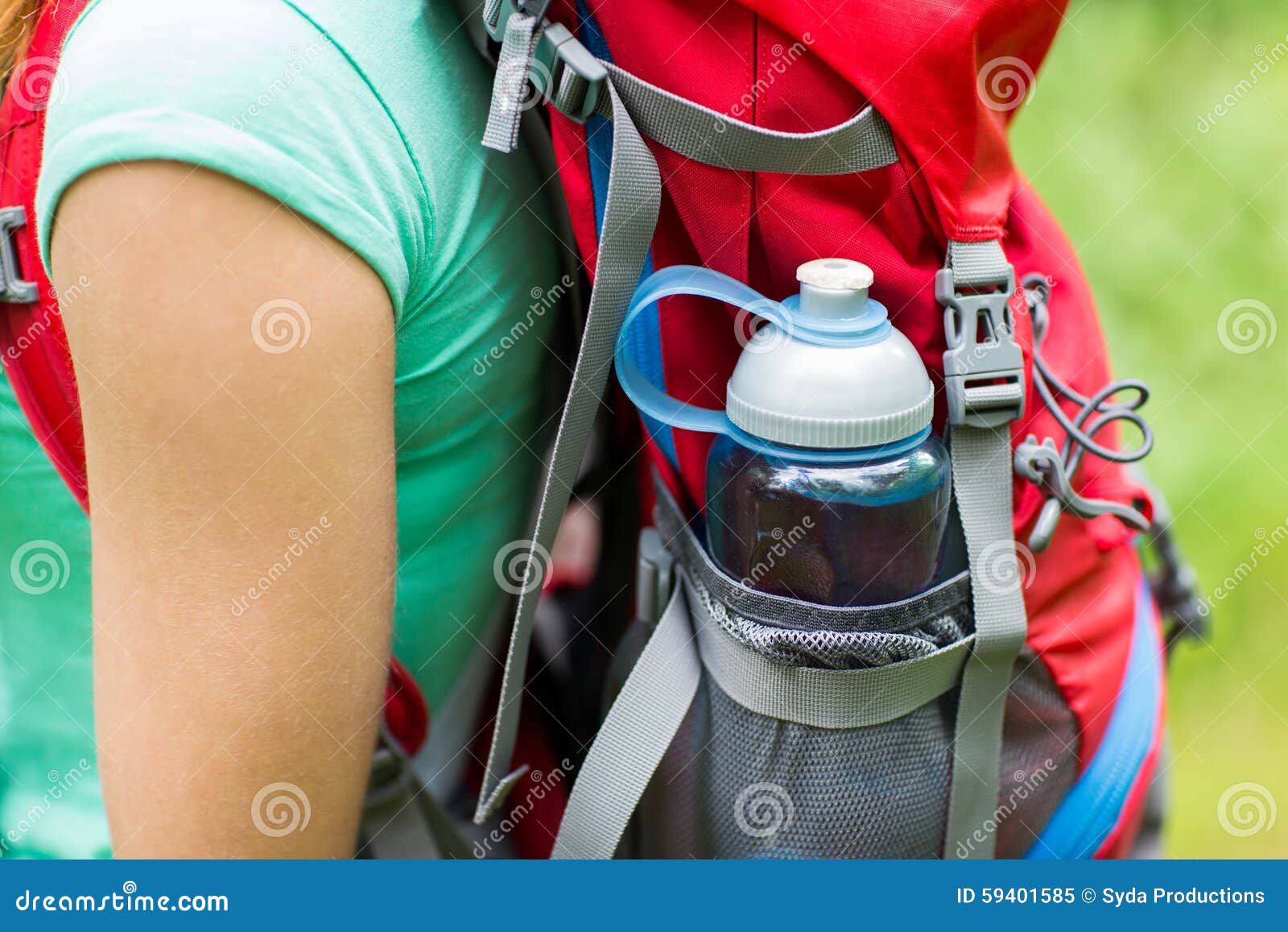 Fermez-vous De La Femme Avec La Bouteille D'eau Dans Le Sac à Dos