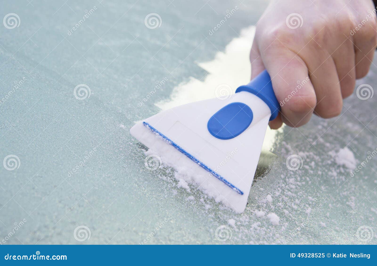 Fermez-vous De La Glace De éraflure De Main Du Pare-brise De Voiture Avec  Le Grattoir Image stock - Image du glace, matin: 49328525