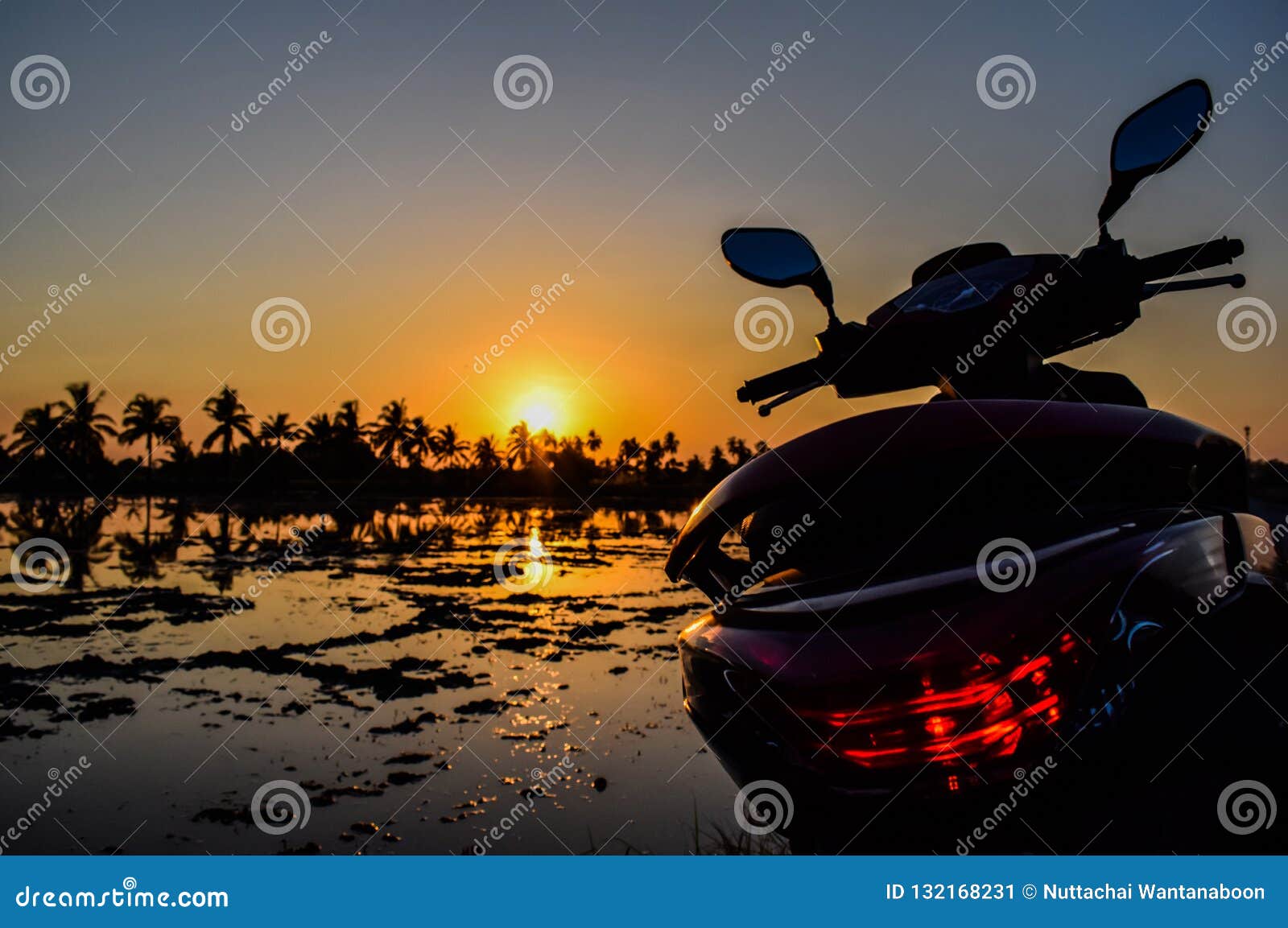 Fermez Vous De La Moto Et Du Coucher Du Soleil Dans La