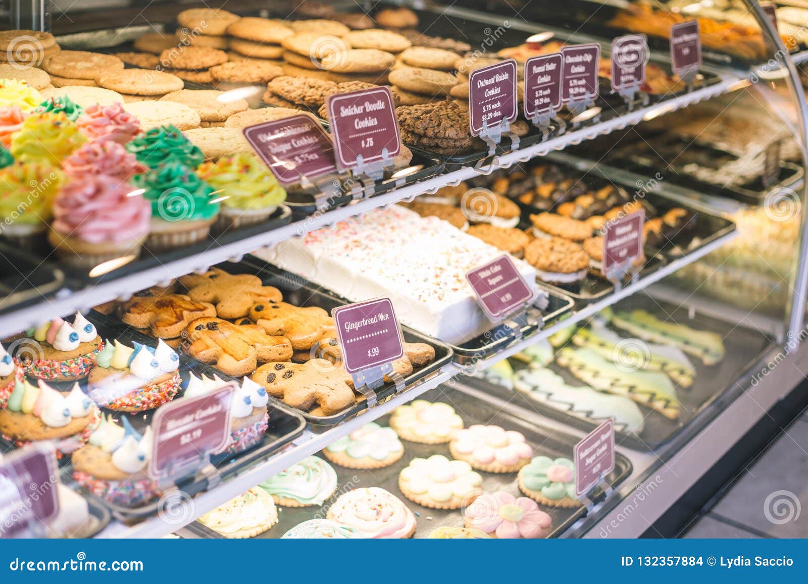 Fermez Vous De La Vitrine De Boulangerie Avec Des Biscuits Et Des Petits Gateaux Photo Stock Image Du Chocolat Cupcakes