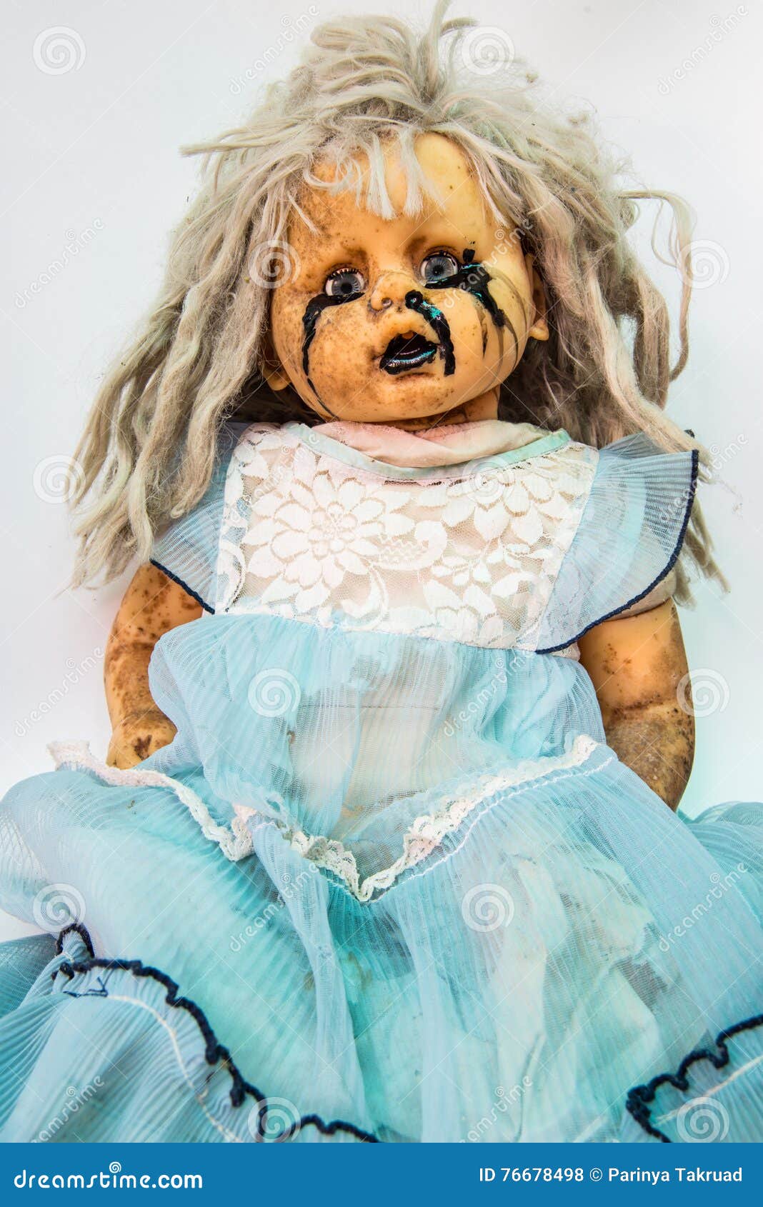 poupée effrayante d'halloween 7074022 Photo de stock chez Vecteezy