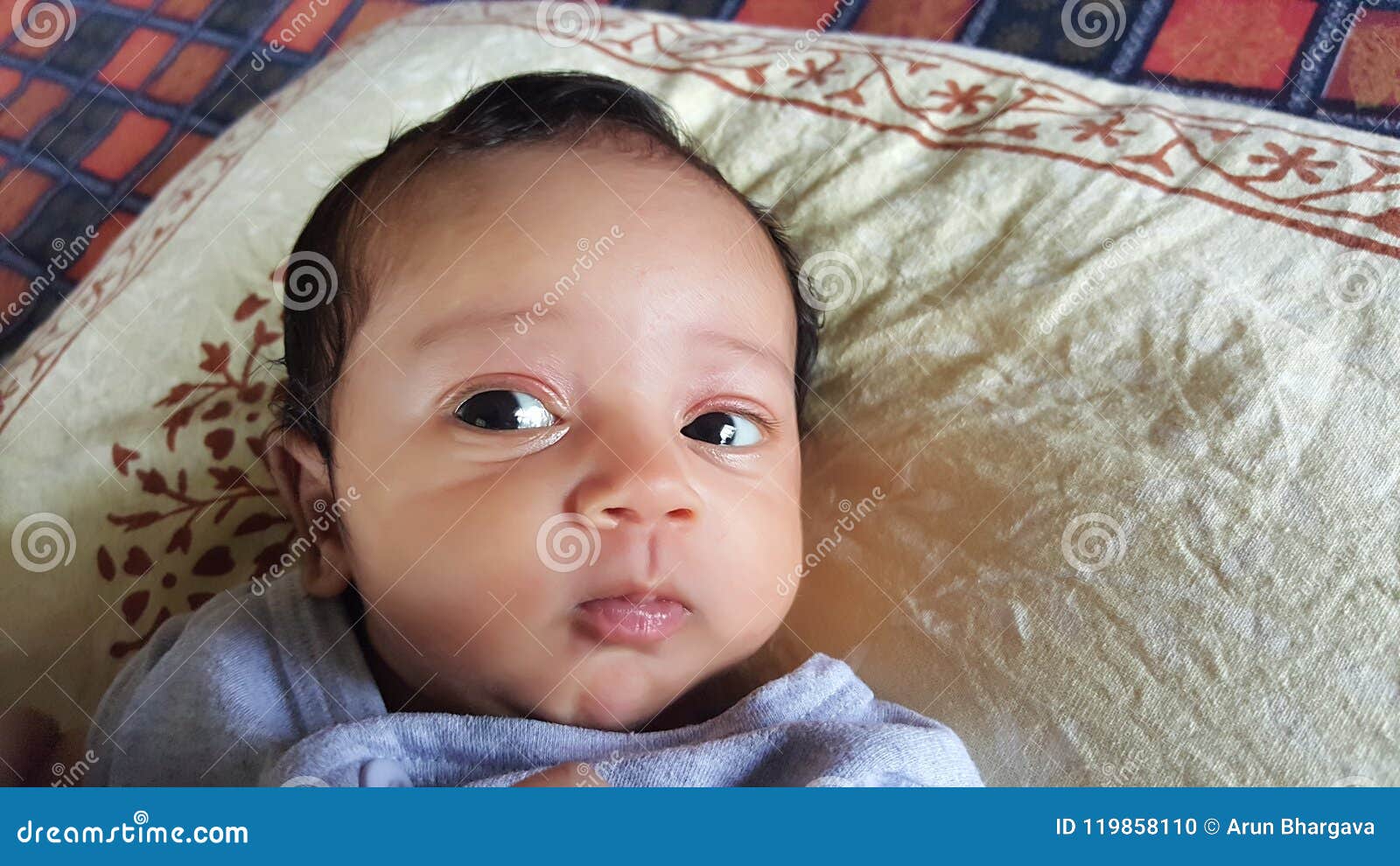 Fermez Vous Du Bebe Infantile Indien En Bonne Sante Vigilant Photo Stock Image Du Cheri Brun