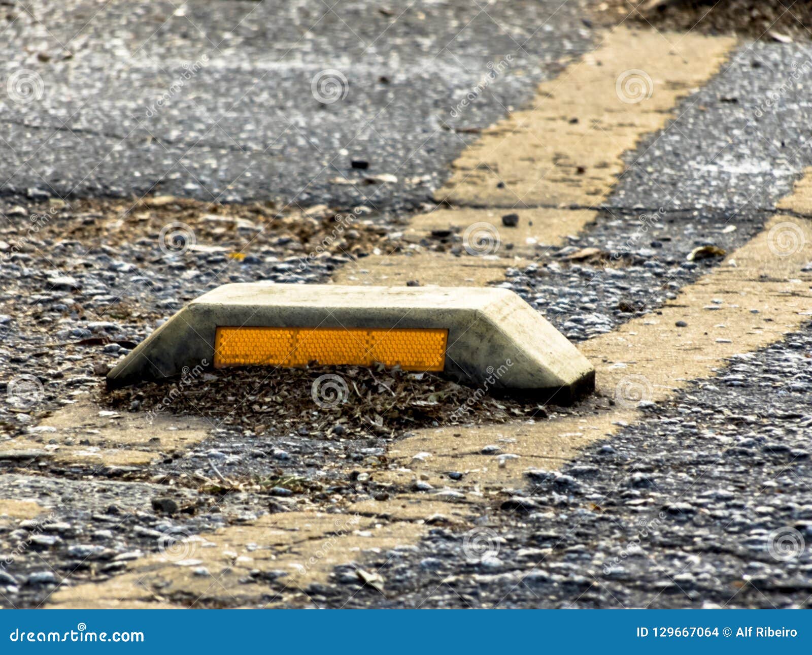 Fermez-vous Du Réflecteur Sur La Route Goudronnée Avec Le Foyer Sélectif  Photo stock - Image du affaires, noir: 129667064