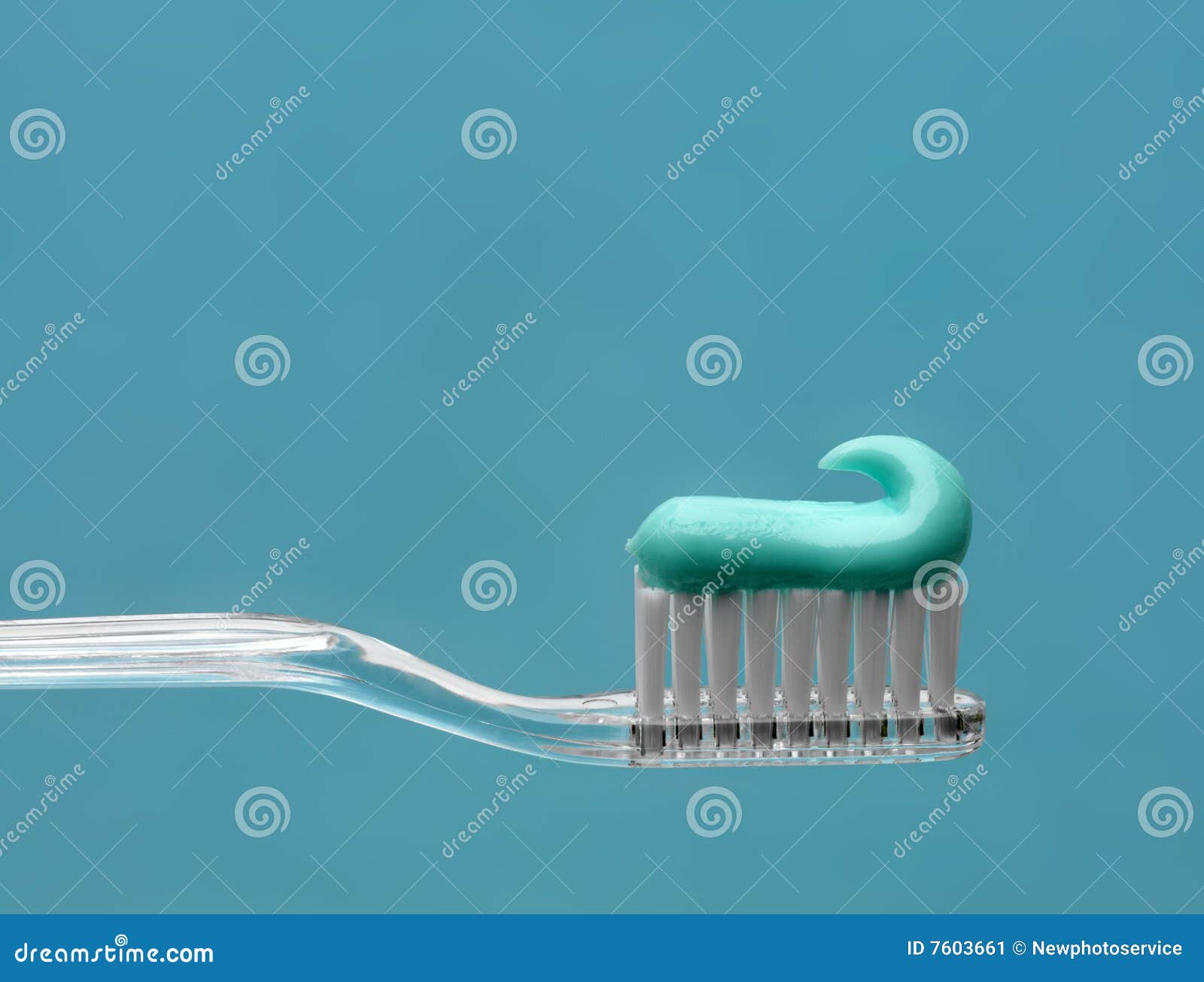 Fermez-vous vers le haut d'une brosse à dents avec la pâte. Fin vers le haut d'une brosse à dents avec la pâte. concept d'hygiène et de médecine.