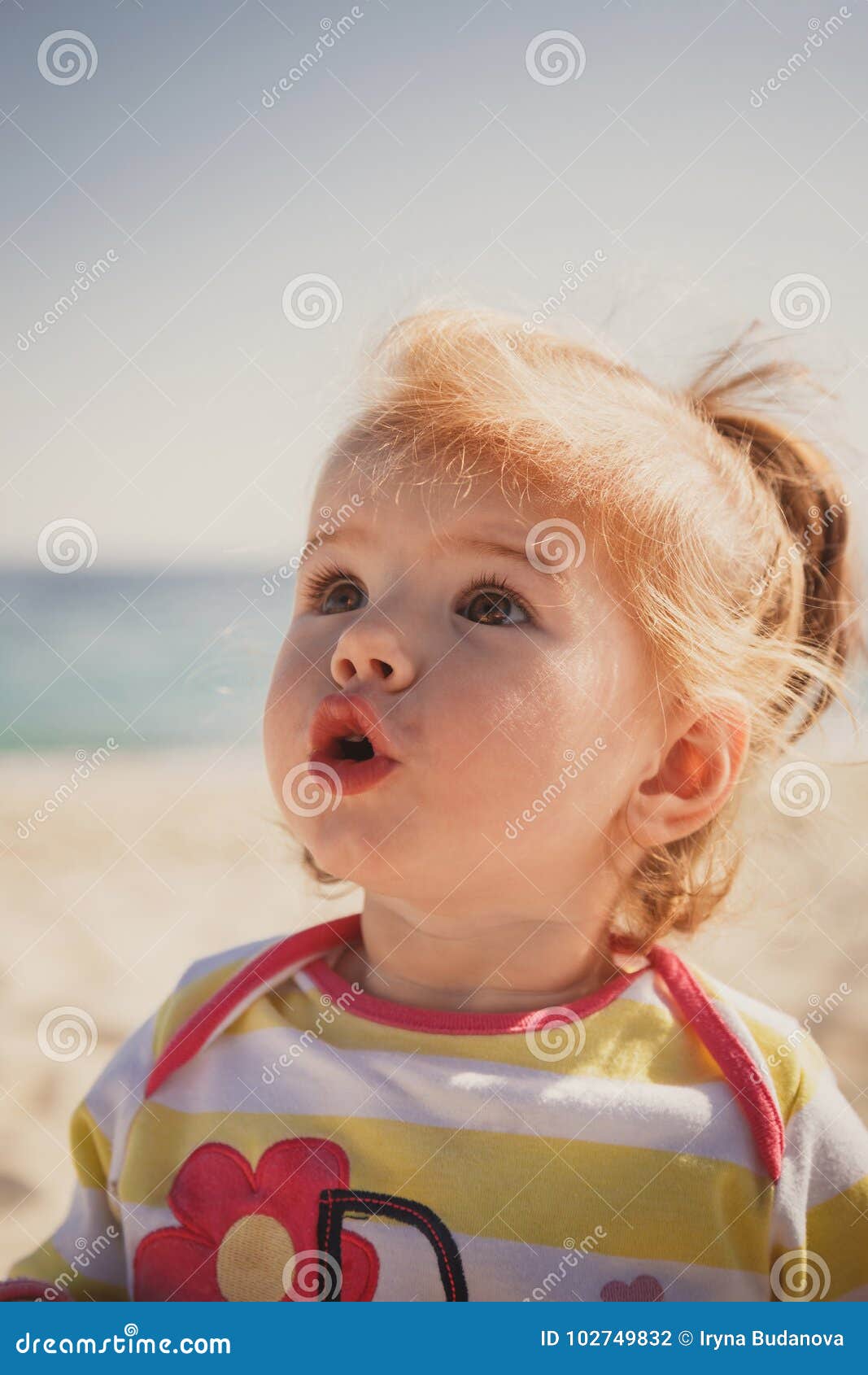 Fermez Vous Vers Le Haut Du Portrait Du Beau Petit Bebe Petite Fille Blonde Dans Le Pull Colore A La Plage Dehors Photo Stock Image Du Mignon Emotion Fermez Vous Vers Le Haut Du Portrait Du Beau Petit Bebe Petite Fille Blonde Dans Le Pull Colore A La Plage Dehors Photo Stock Image Du Mignon Emotion