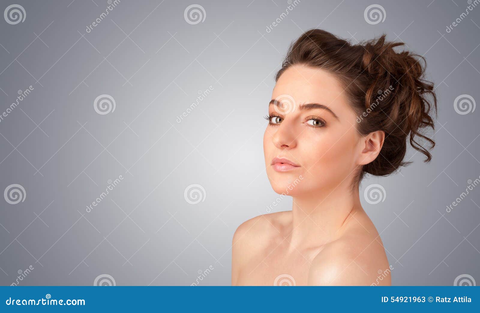 Fermez Vous Vers Le Haut Du Portrait De La Belle Jeune Fille Nue Image Stock Image Du Tête