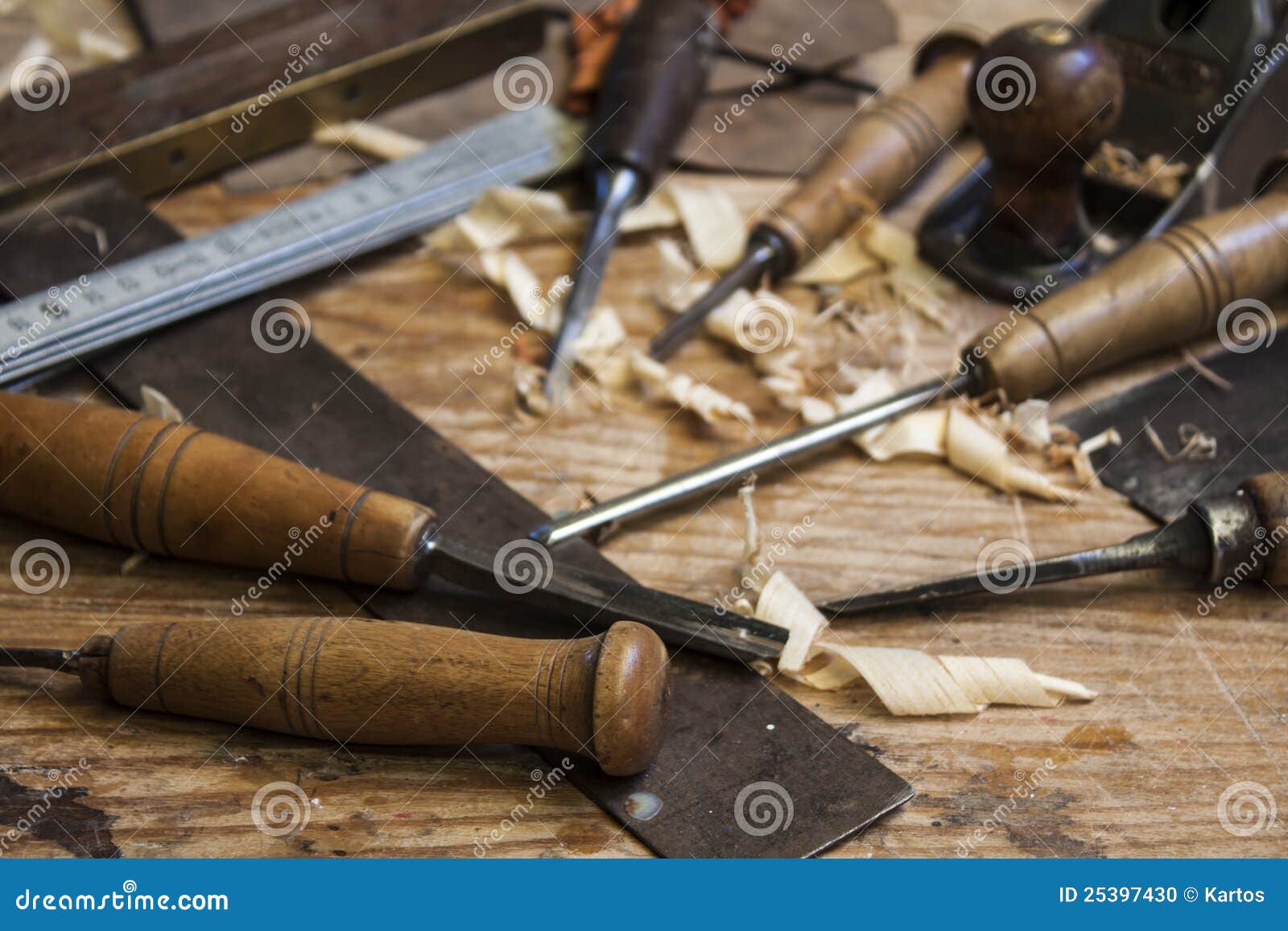 Ferramentas Do Marceneiro Na Tabela De Madeira Foto de Stock - Imagem