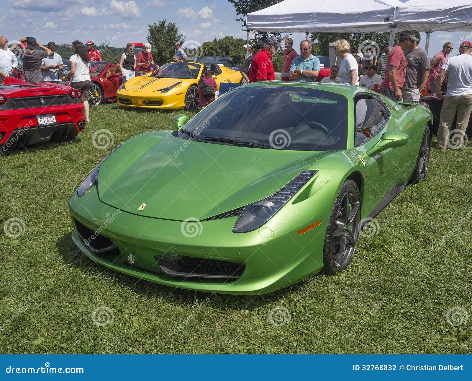 O carro de esportes o mais atrasado de Ferrari 458 no verde metálico com um motor de V8 de 4,5 litros produzindo 562 cavalos-força