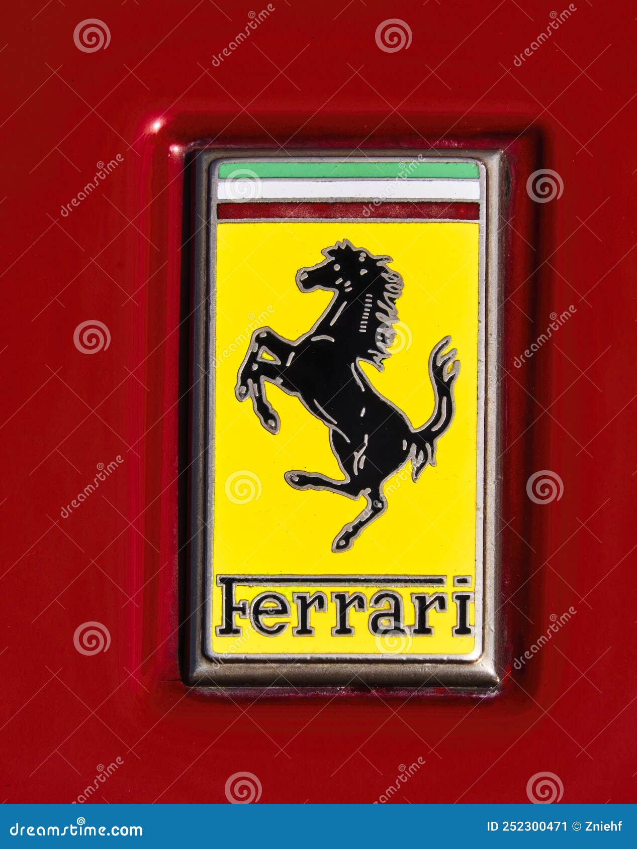 Nếu bạn là một fan của Ferrari, bạn sẽ yêu thích bức ảnh này! Với chiếc logo Ferrari lừng danh và con ngựa đen cực kì bắt mắt trên nền tảng tấm kim loại đỏ nổi bật, bức ảnh này có thể làm rung động trái tim của bất kỳ ai là người yêu thích xe hơi. Đặc biệt, vẻ đẹp của tông màu vàng làm nổi bật chiếc xe thể thao đẳng cấp này.