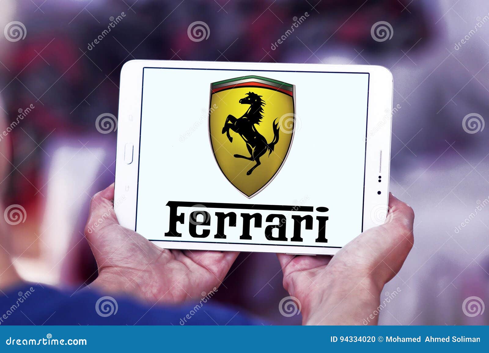 Ferrari silnika logo. Logo Ferrari silnika gatunek na Samsung pastylce w rękach