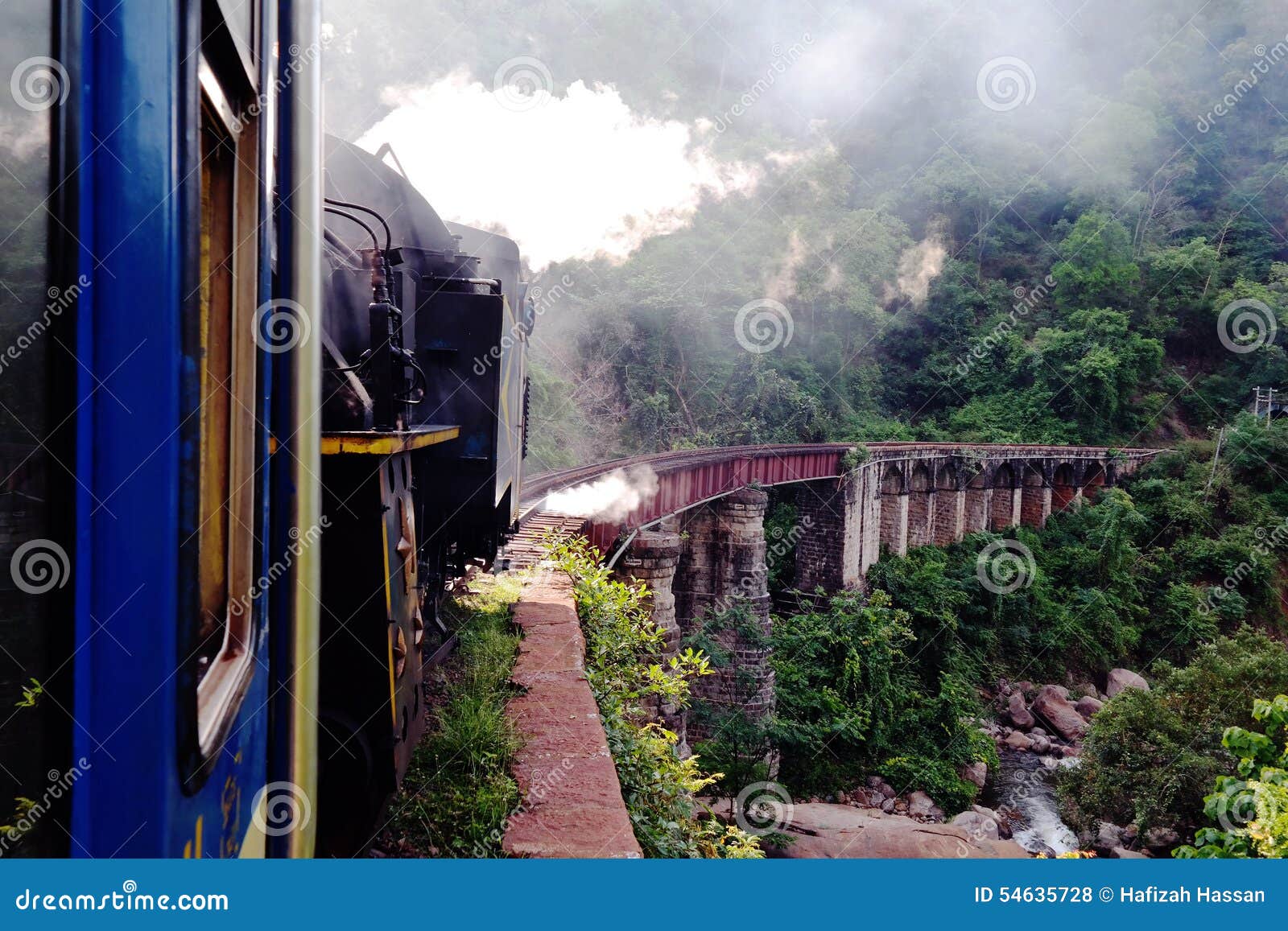 Ferrocarril De La Montaña De Nilgiri Foto De Archivo Imagen De Tren