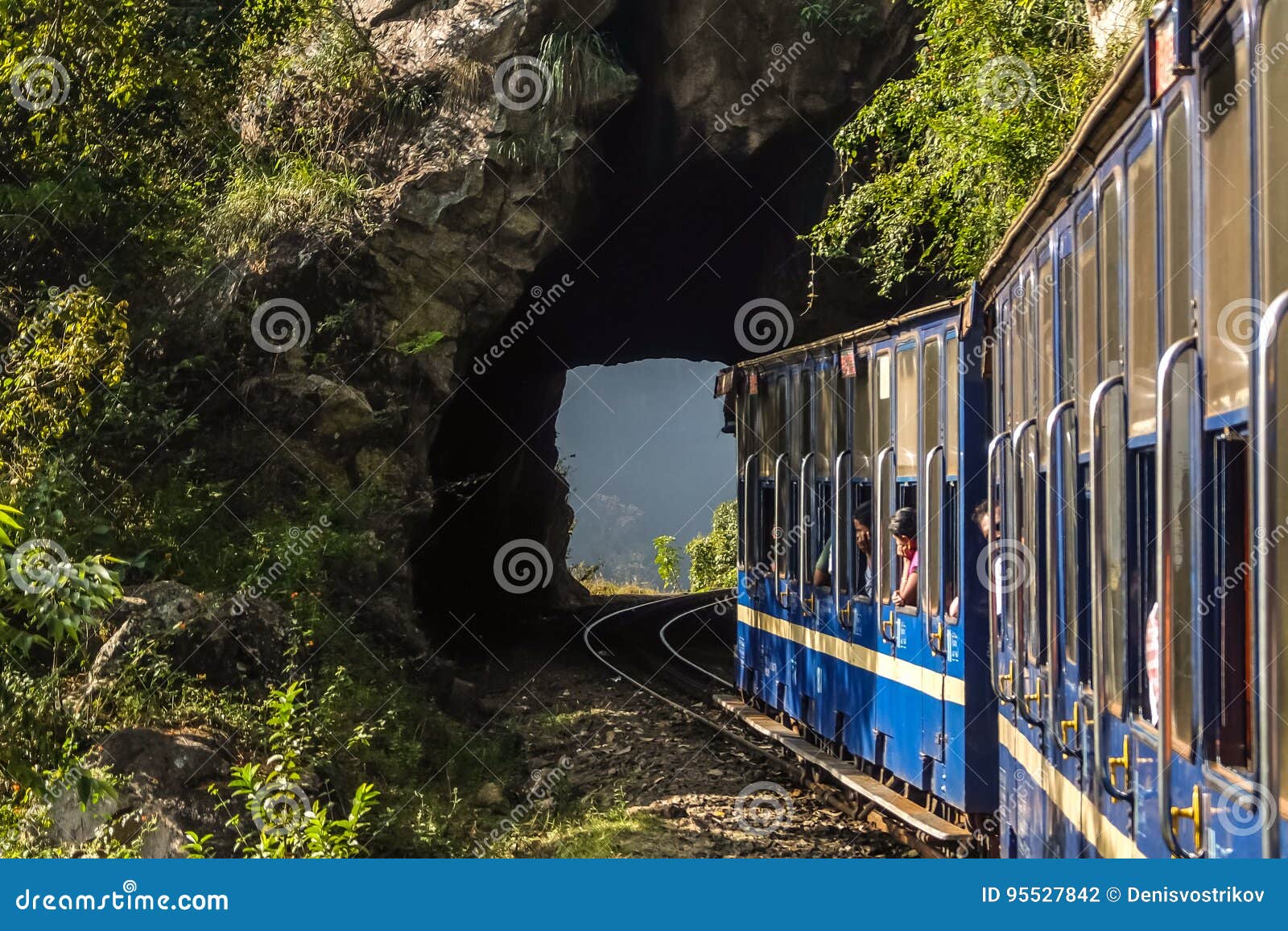 Ferrocarril De La Montaña De Nilgiri La India Fotografía Editorial