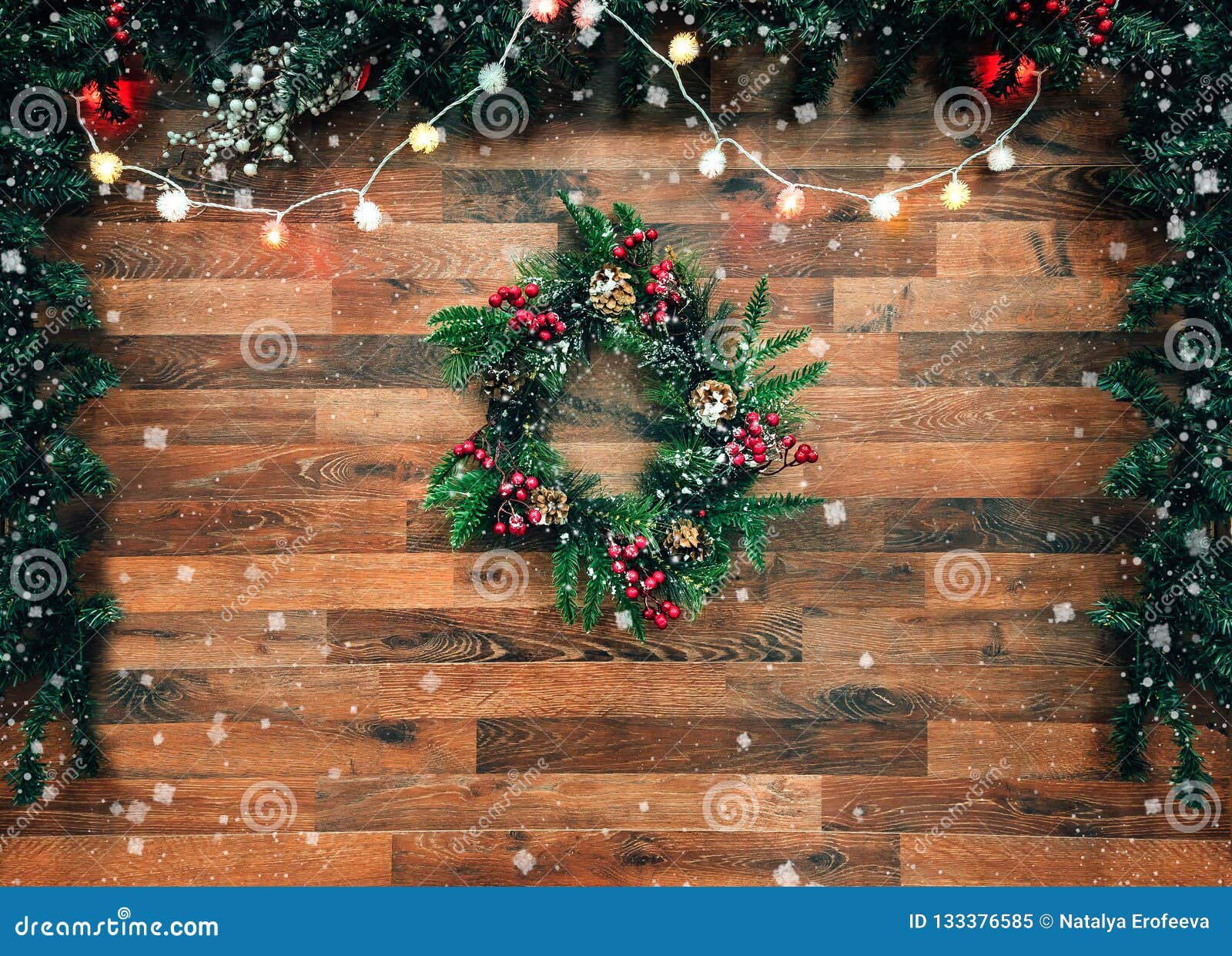 Festão Da árvore De Abeto Do Natal Com a Decoração Da árvore De Natal Na  Placa De Madeira Fundo Do Natal Brilhante E Do Ano Novo Imagem de Stock -  Imagem de