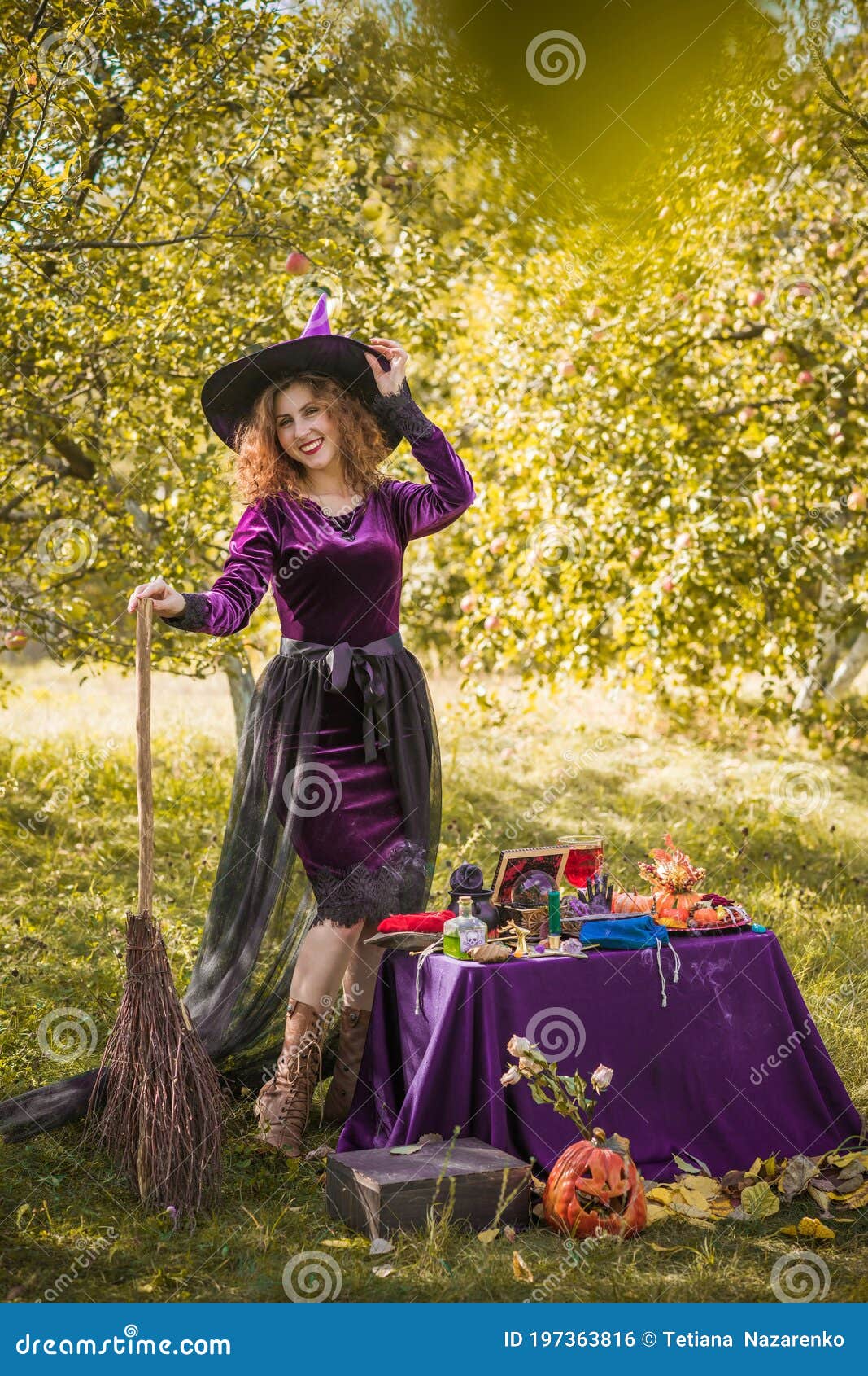 Festa Do Halloween é Bruxa Bonita Foto de Stock - Imagem de