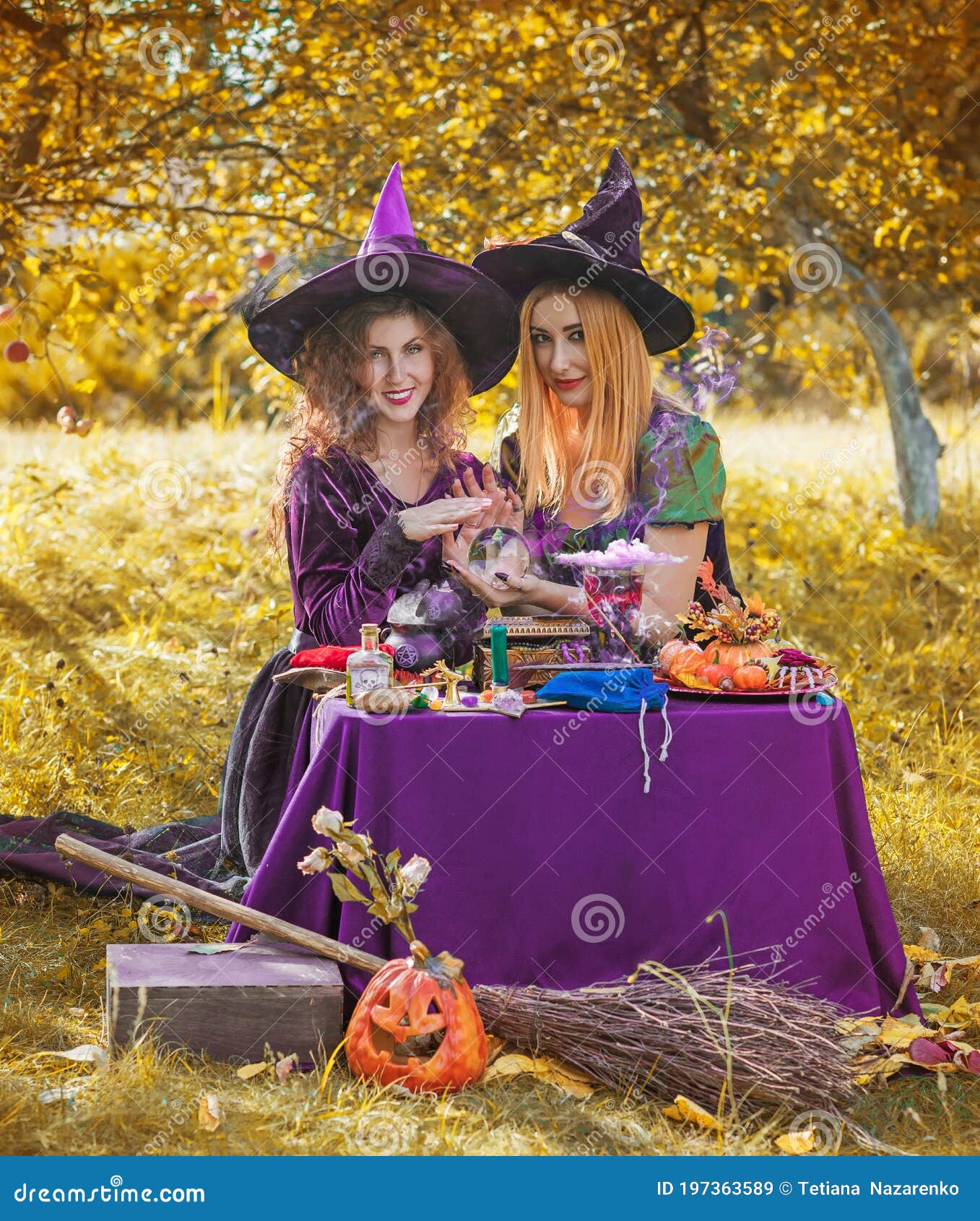 Festa De Halloween, Duas Bruxas Bonitas Imagem de Stock - Imagem