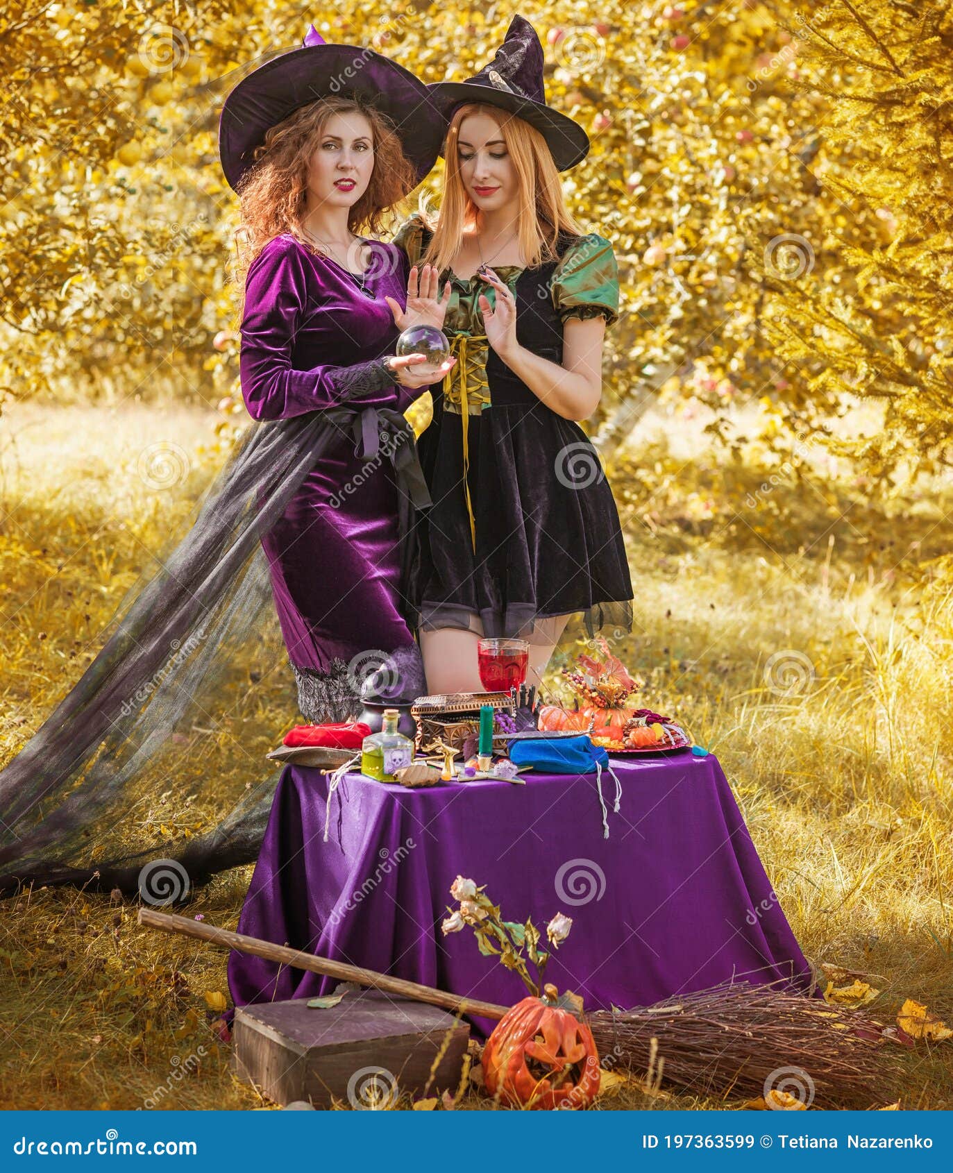 Festa De Halloween, Duas Bruxas Bonitas Imagem de Stock - Imagem