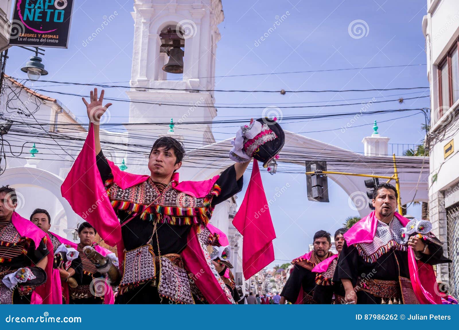Festa de la Virgen Guadalupe no sucre. Sucre, Bolívia o 12 de setembro de 2015: Dançarinos em vestidos coloridos na frente das construções coloniais em Festa de la Virgen Guadalupe