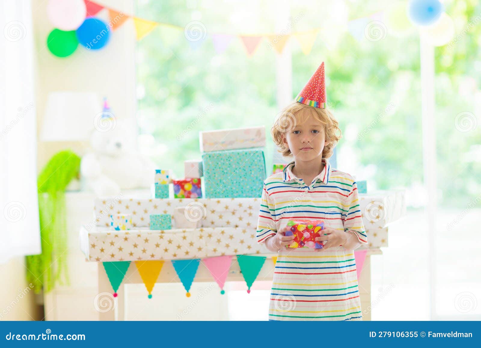 Festa Di Compleanno Per Bambini. Regalo Di Apertura Per Bambini Immagine  Stock - Immagine di compleanno, ragazza: 279106355