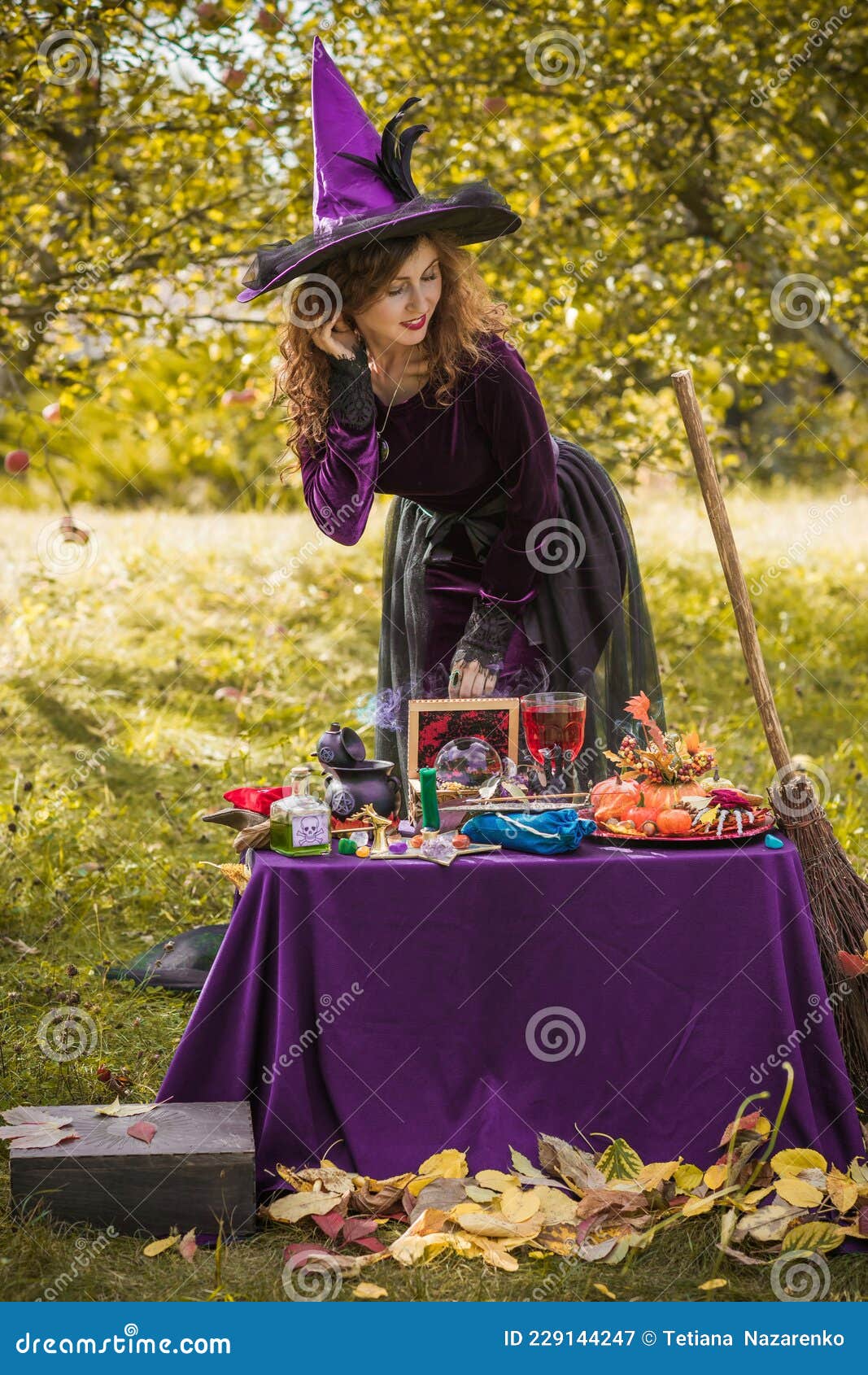 Festa De Halloween, Duas Bruxas Bonitas Imagem de Stock - Imagem