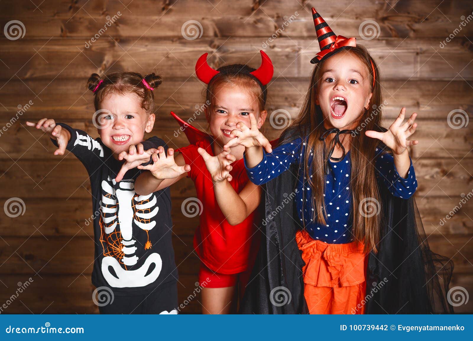 https://thumbs.dreamstime.com/z/festa-halloween-bambini-divertenti-del-gruppo-costumi-di-carnevale-100739442.jpg