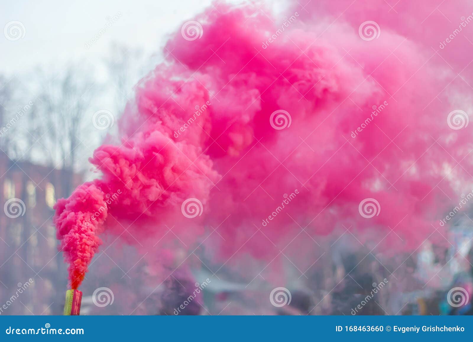 Festival De Bombe Fumigène Rose De Fumée Colorée Photo stock