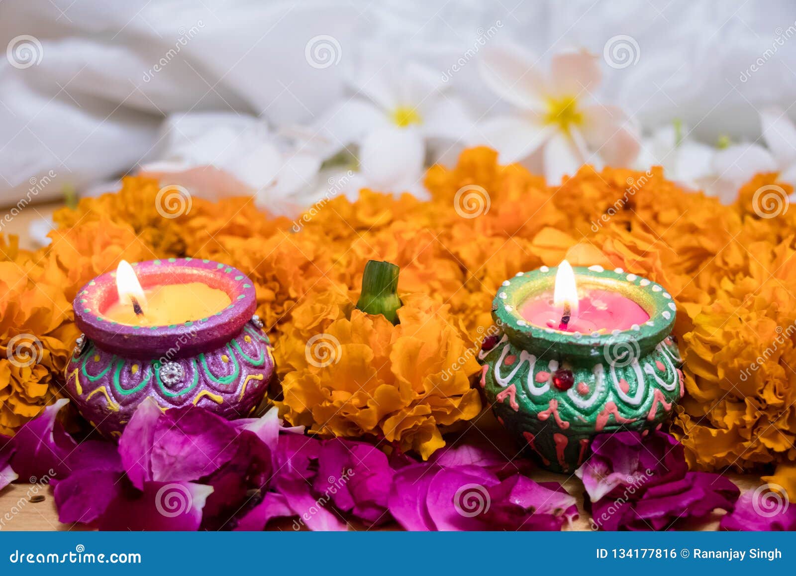 archivo familia galope Festival De Diwali, Decoración India De La Flor Del Festival Con La Luz Dos  Foto de archivo - Imagen de flor, adornado: 134177816