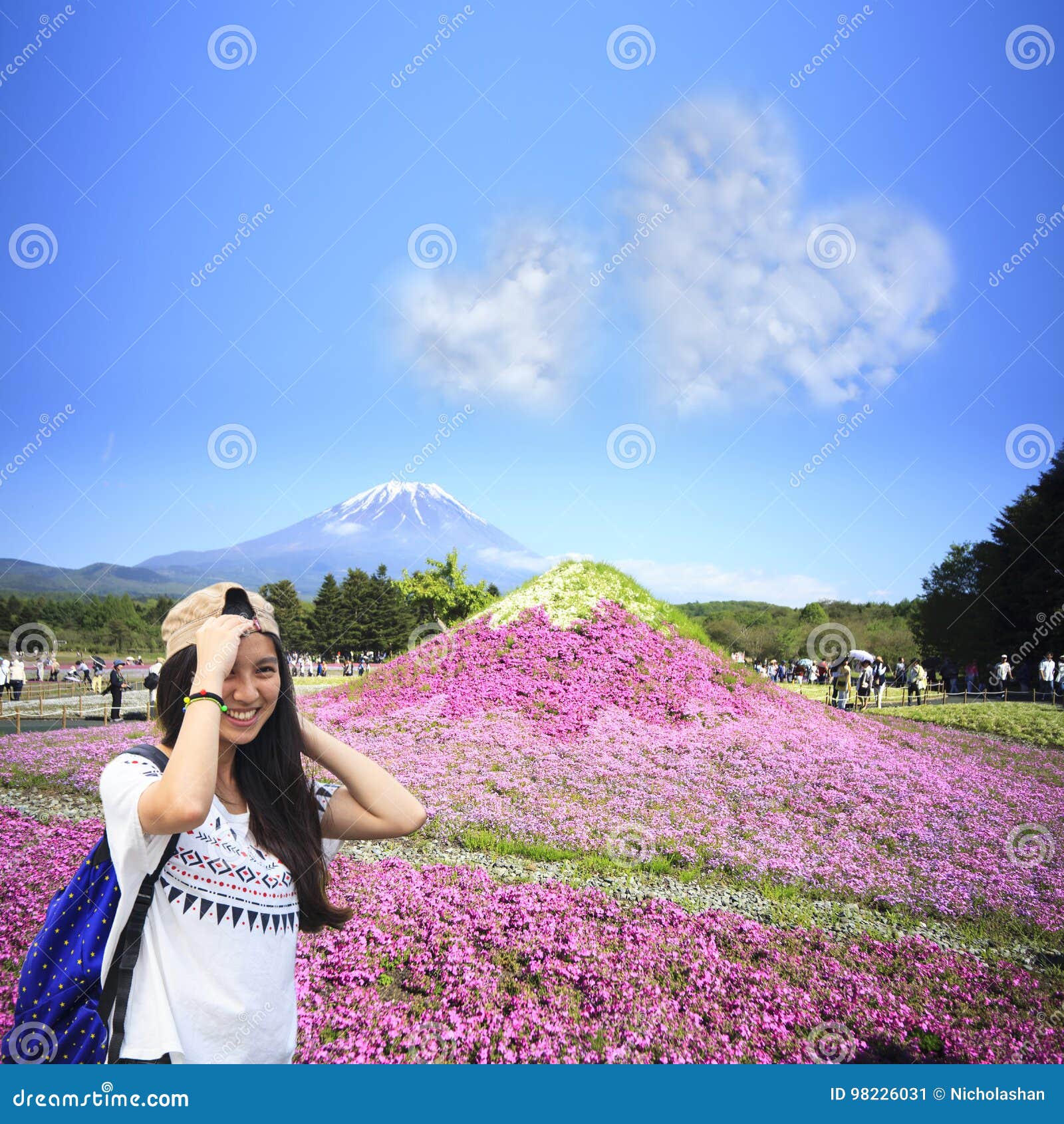 Lago del río de Fuji, Japón, mayo, 21 2016: Festival de Japón Shibazakura con el campo del musgo rosado de Sakura o de la flor de cerezo con la montaña Fuji en fondo