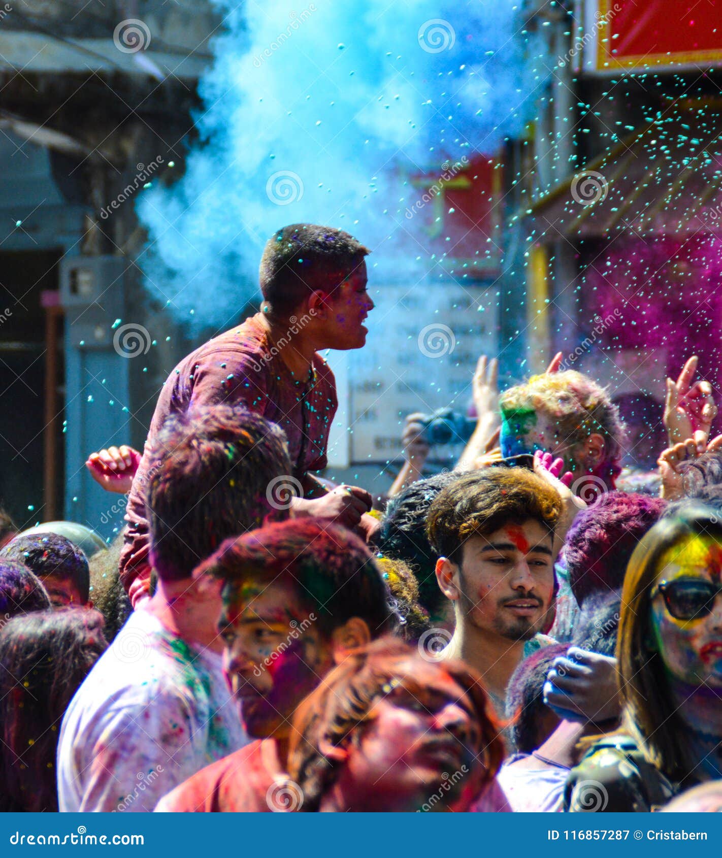 Festival di Holi in pokhara. Ognuno sta celebrando insieme ed ognuno è lo stesso Se locale o turista, se ragazza o ragazzo, se vecchio o giovane Festival di Holi, Pokhara, Nepal