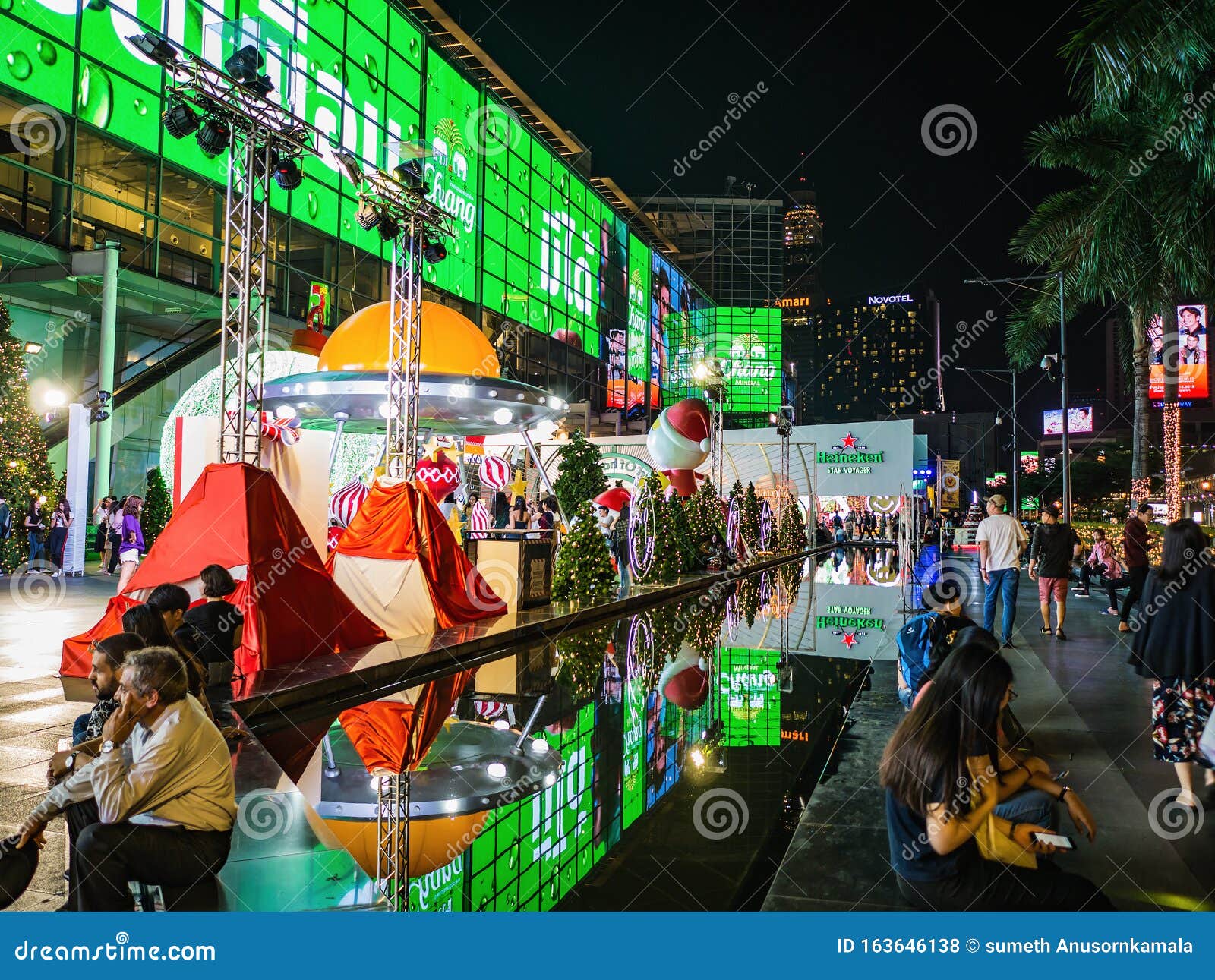 Albero Di Natale Heineken.Festival Di Natale In Piazza Davanti Al Grande Magazzino Del Dipartimento Centrale Di Bangkok Thailandia Fotografia Stock Editoriale Immagine Di Colorful Notte 163646138