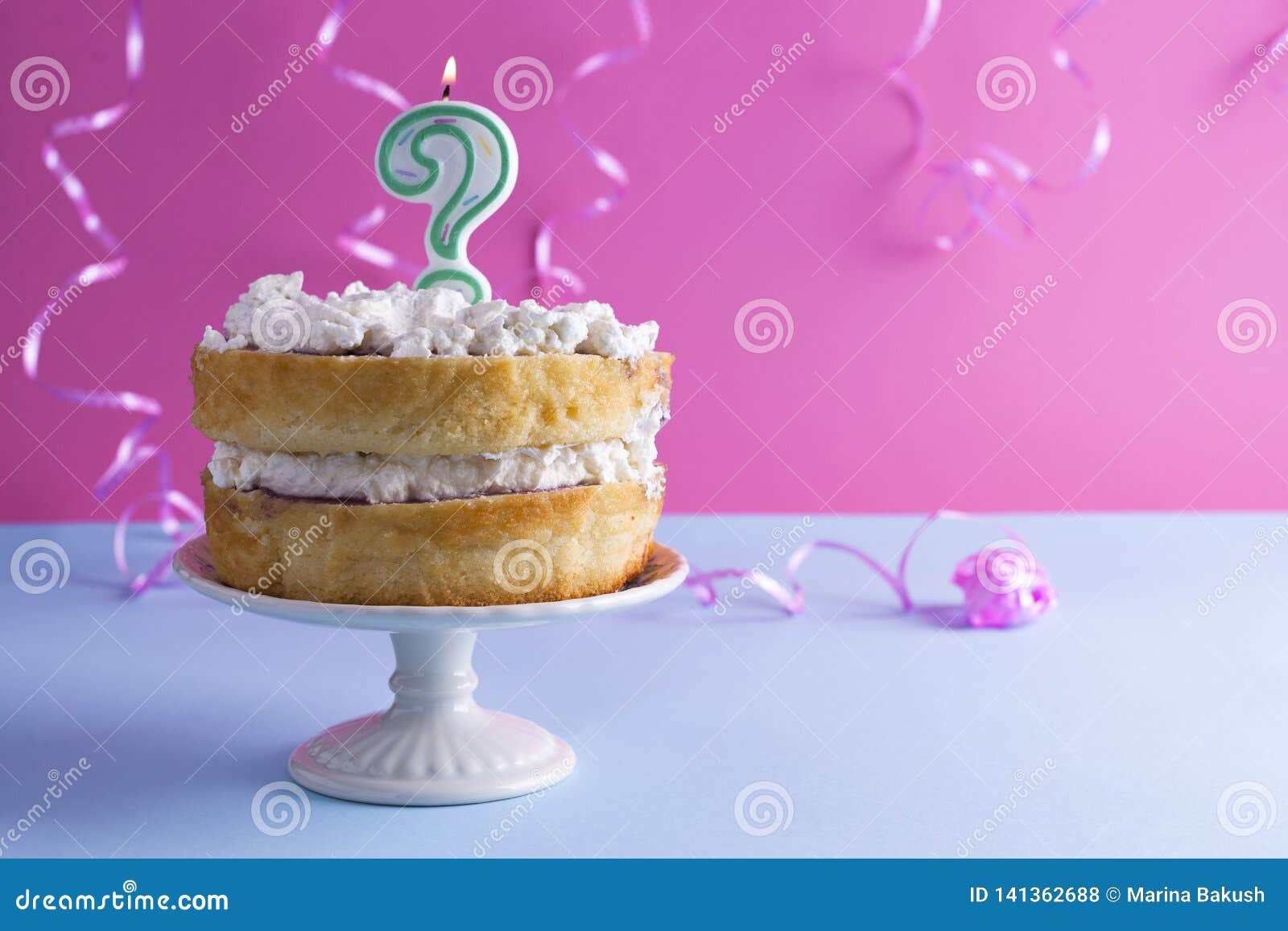 Festive Gateau De Biscuits A La Creme Blanche Pour Un Anniversaire Sur Fond Rose Et Bleu Et Tinsel Et Waverki Bougie De Point D Photo Stock Image Du Bougie Dessert Festive Gateau De Biscuits A La Creme Blanche Pour Un Anniversaire Sur Fond Rose Et Bleu Et Tinsel Et Waverki Bougie De Point D Photo Stock Image Du Bougie Dessert