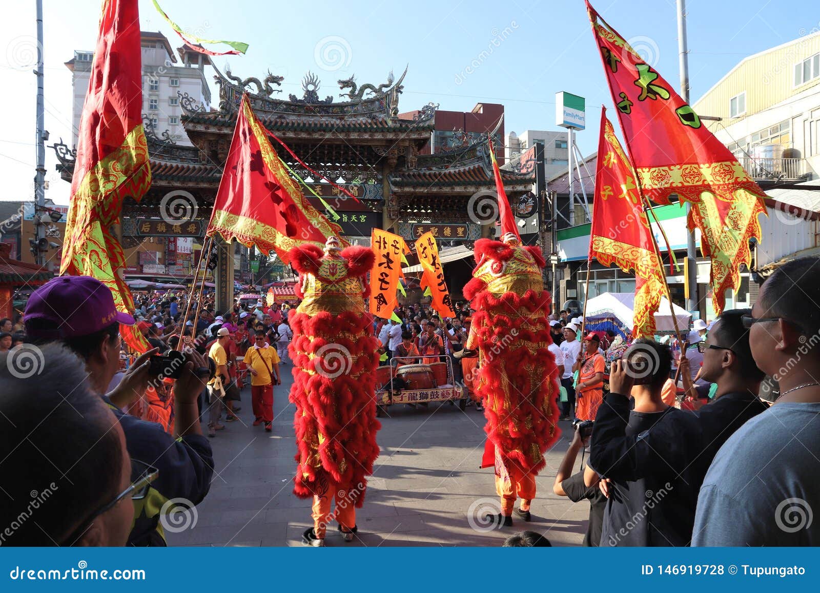 Festividades de Taiwán. LUKANG, TAIWAN - DECEMBER 2, 2018: Traditional dragon costume celebrations at Mazu Temple in Lukang, Taiwan. Lukang city boasts over 200 temples