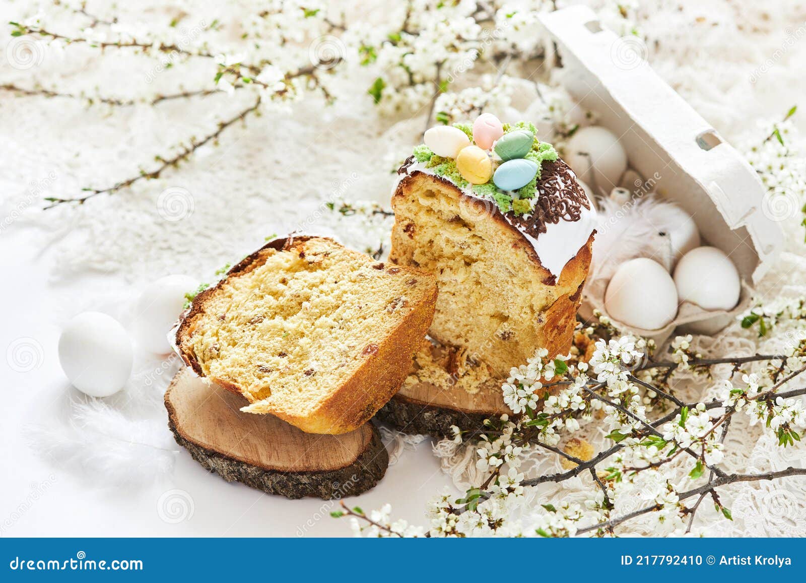 Festliche Ostertorte Mit Weißer Glasur Und Frühlingszwiebeln Stockfoto ...