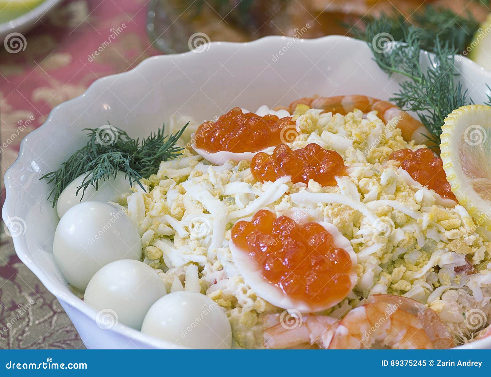 Festlicher Salat Auf Dem Tisch Stockbild - Bild von essen, platte: 89375245